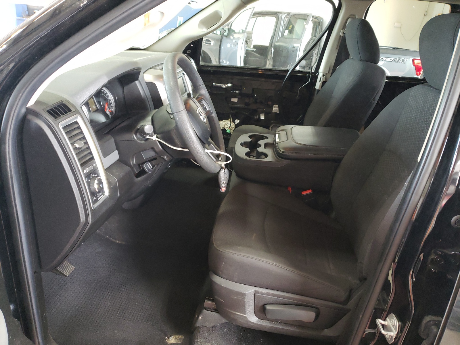 1C6RR7GG3KS670424 2019 Ram 1500 Classic Slt