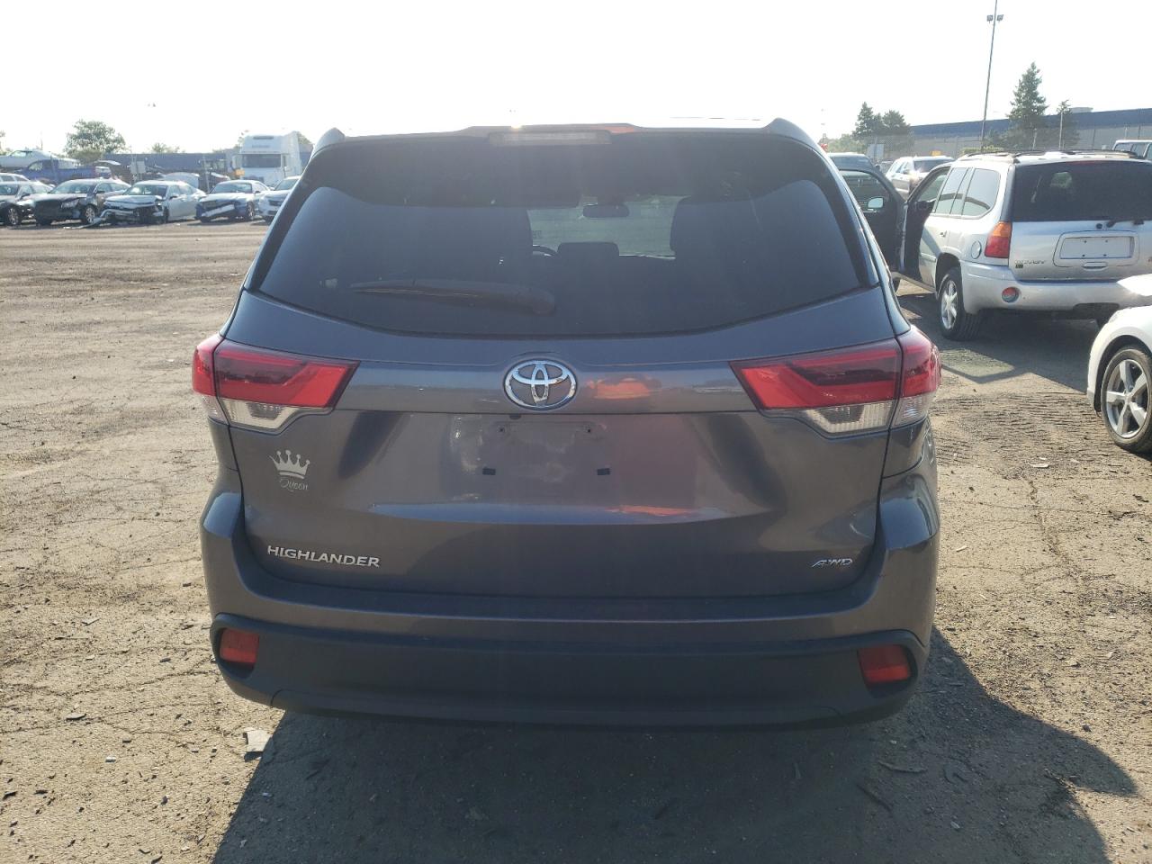 5TDBZRFH9KS713575 2019 Toyota Highlander Le