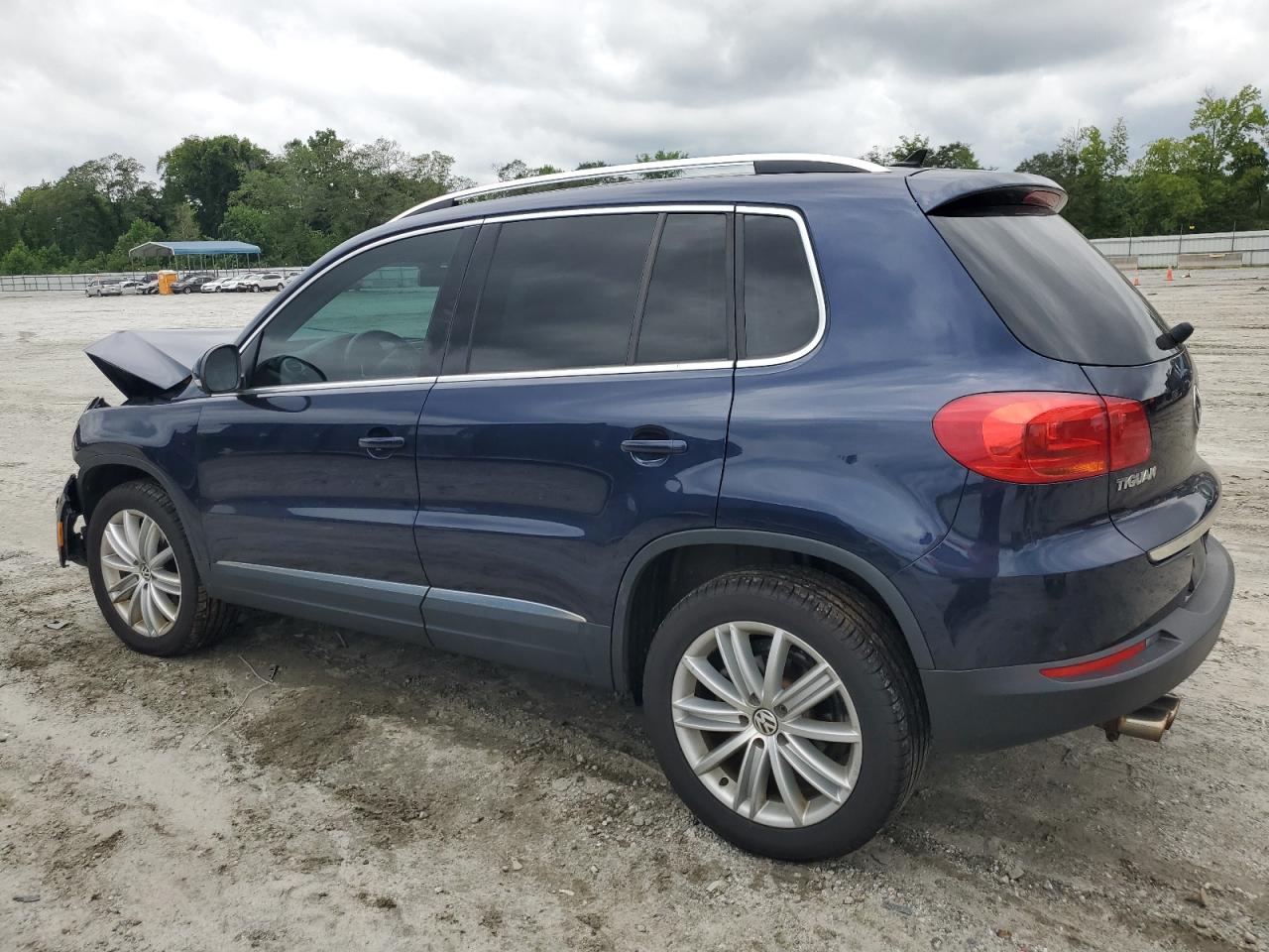 2017 Volkswagen Tiguan - Image 2