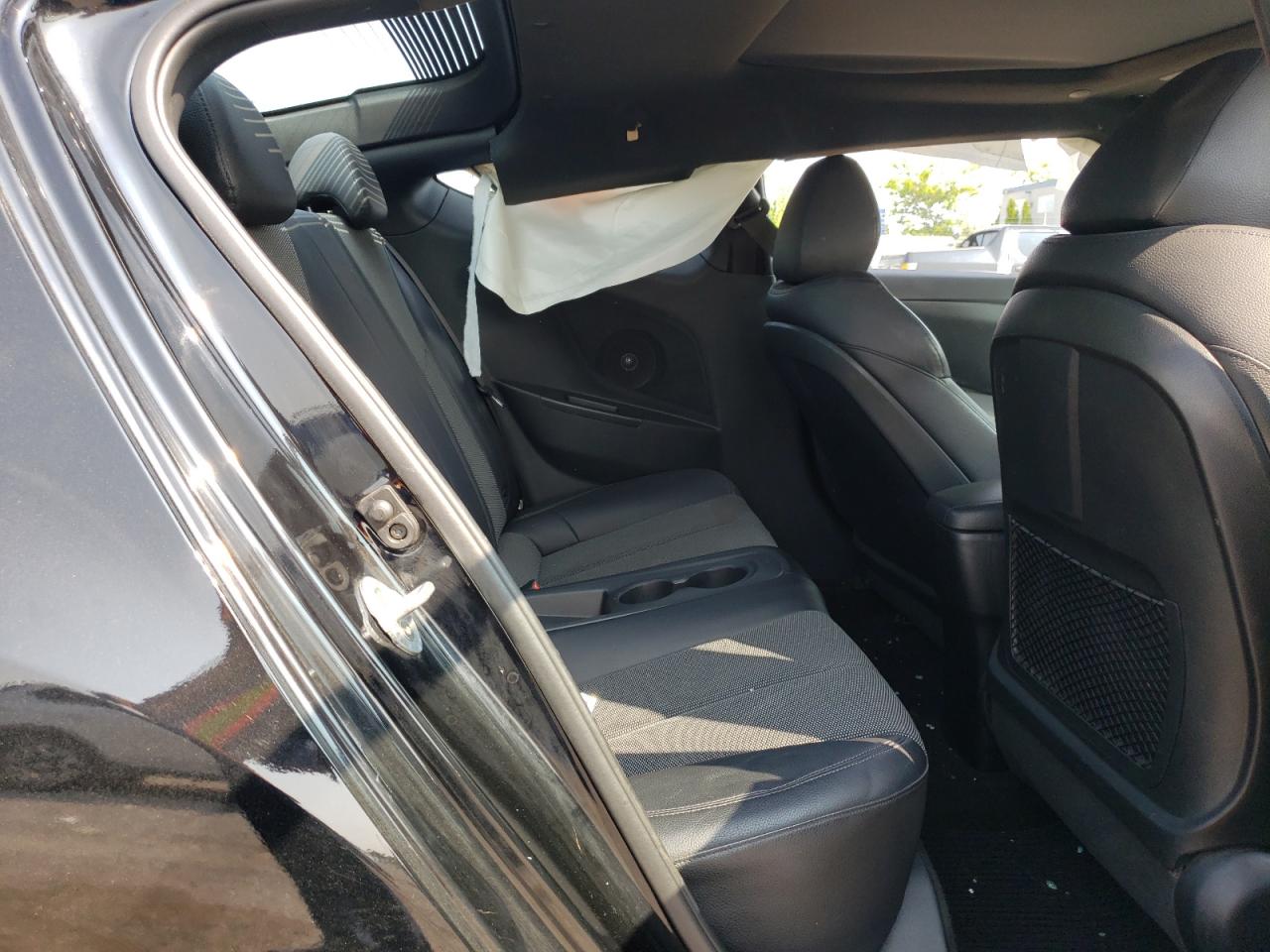 2017 Hyundai Veloster VIN: KMHTC6AD2HU306013 Lot: 64062574