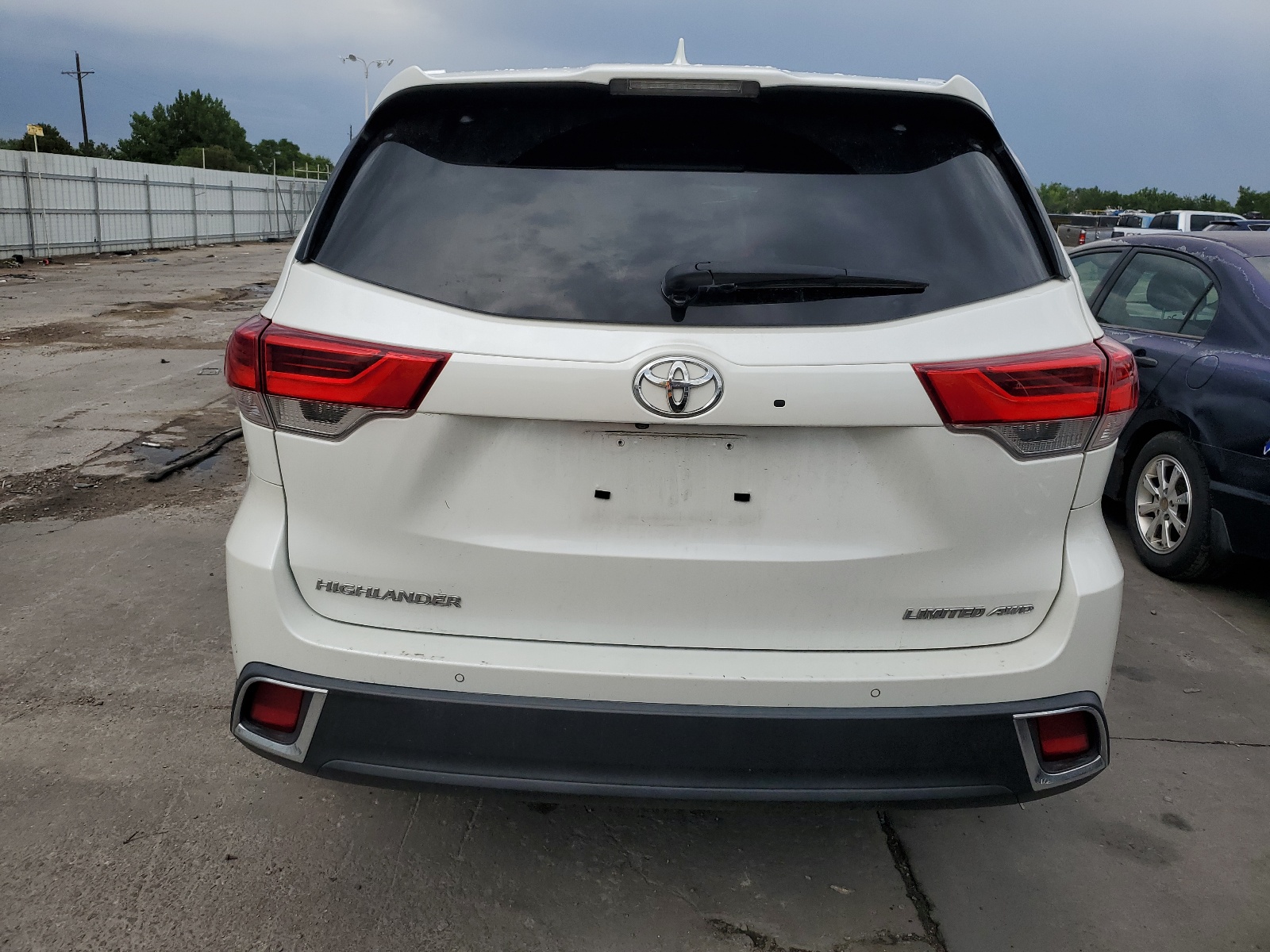 5TDDZRFH5KS735484 2019 Toyota Highlander Limited