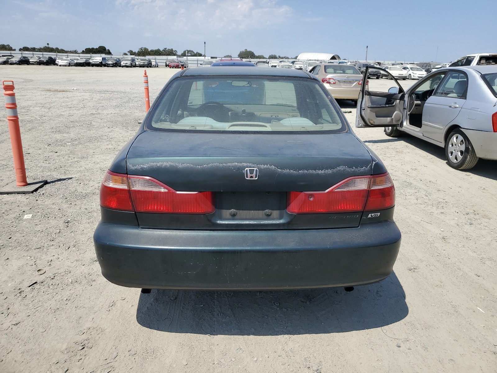 1HGCG1642YA077064 2000 Honda Accord Lx