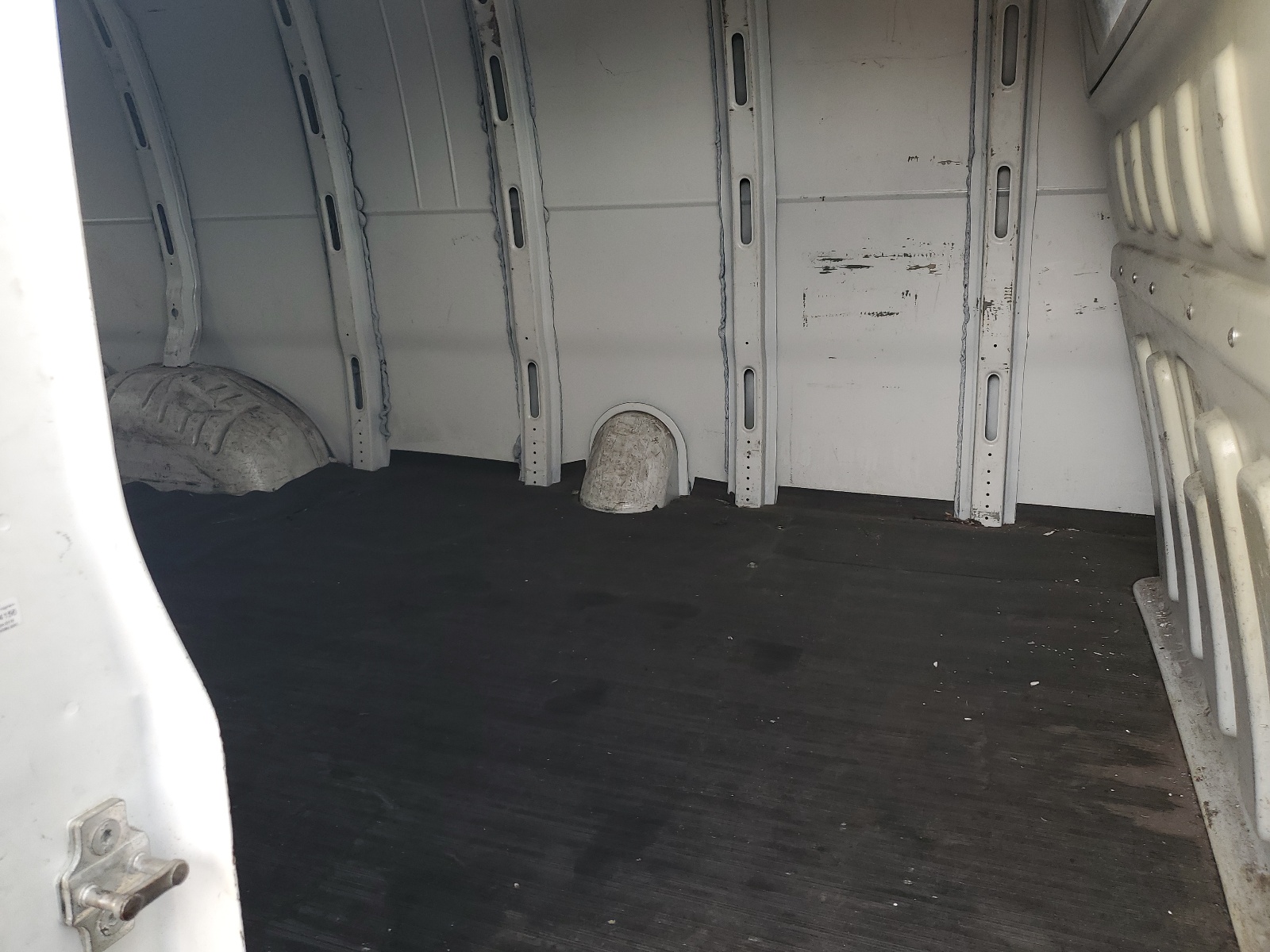 1GCWGBFFXH1109083 2017 Chevrolet Express G2500