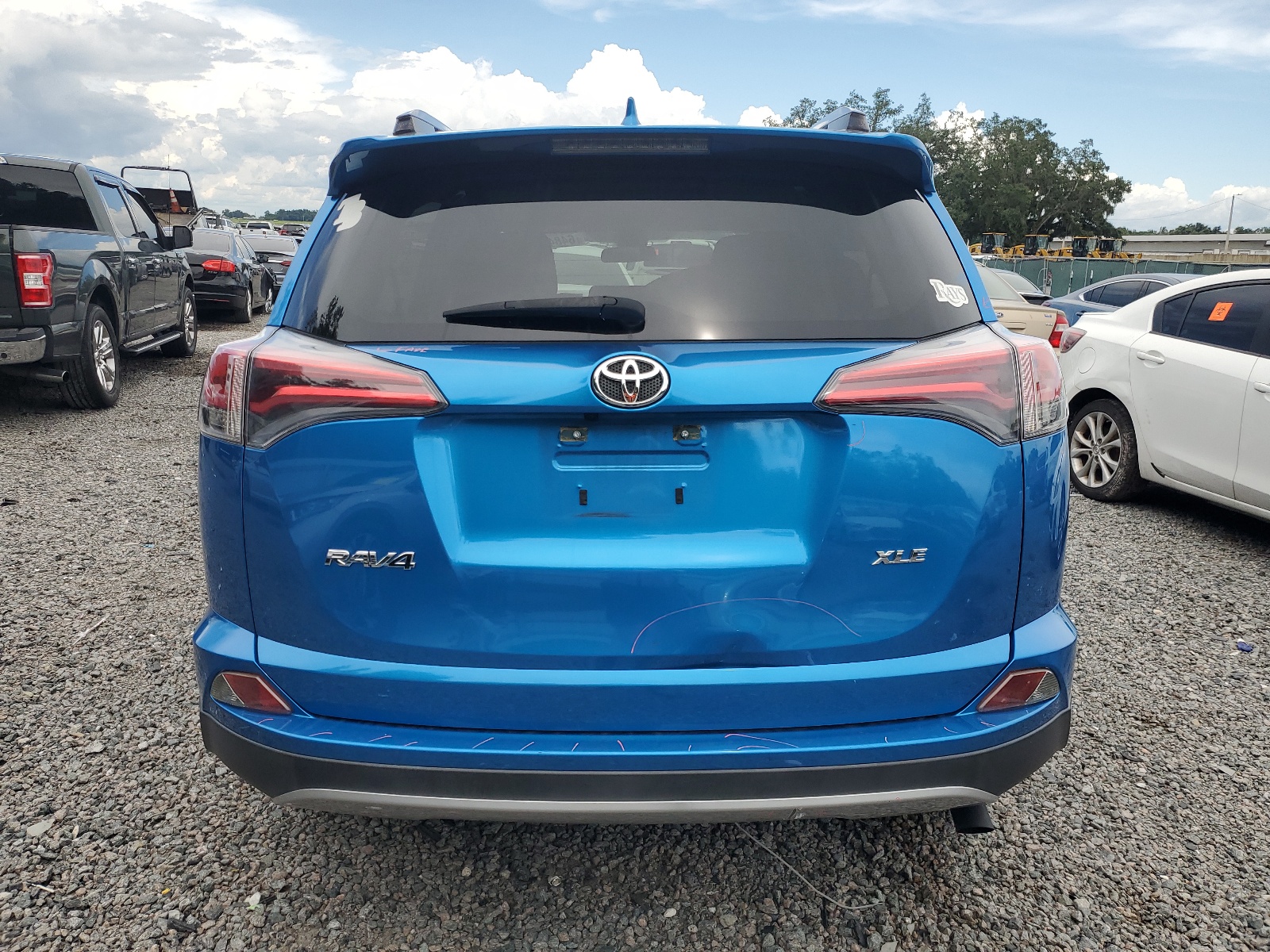 JTMWFREV6HJ116312 2017 Toyota Rav4 Xle