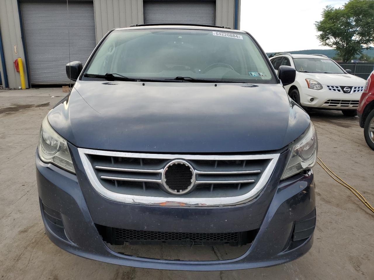 2009 Volkswagen Routan - Image 5