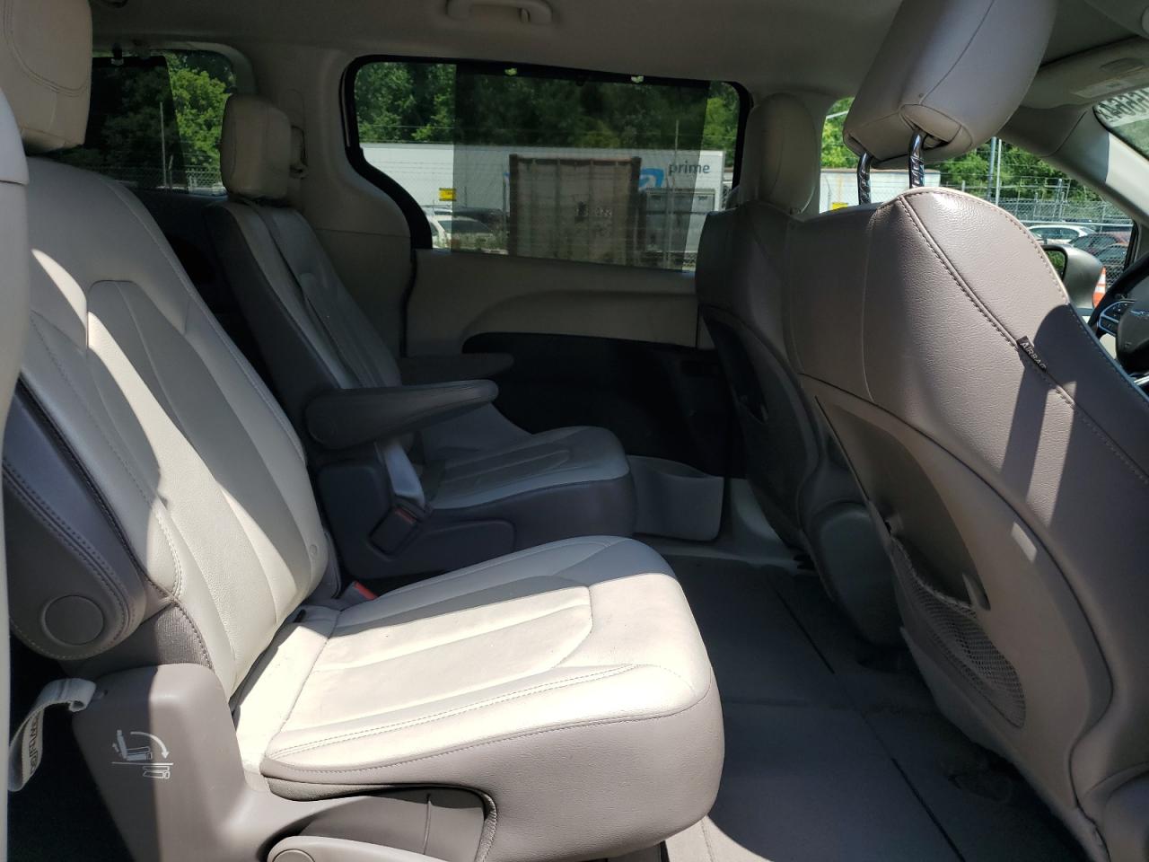 2017 Chrysler Pacifica - Image 12