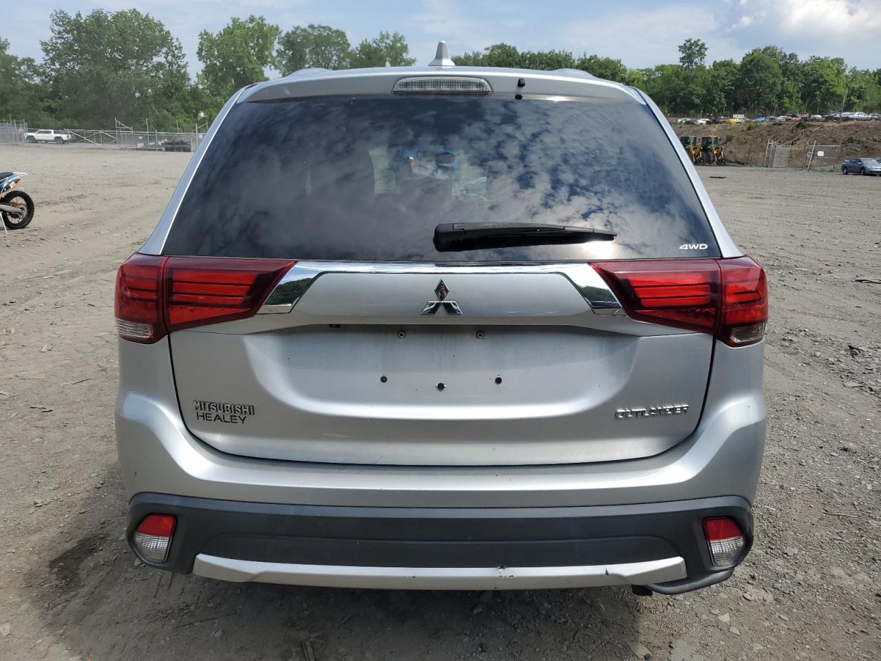 JA4AZ2A3XJZ007429 2018 Mitsubishi Outlander Es