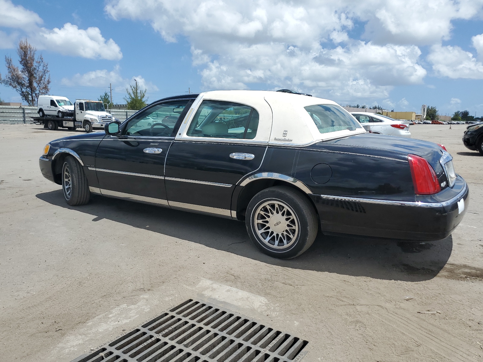 1LNHM82W11Y607689 2001 Lincoln Town Car Signature