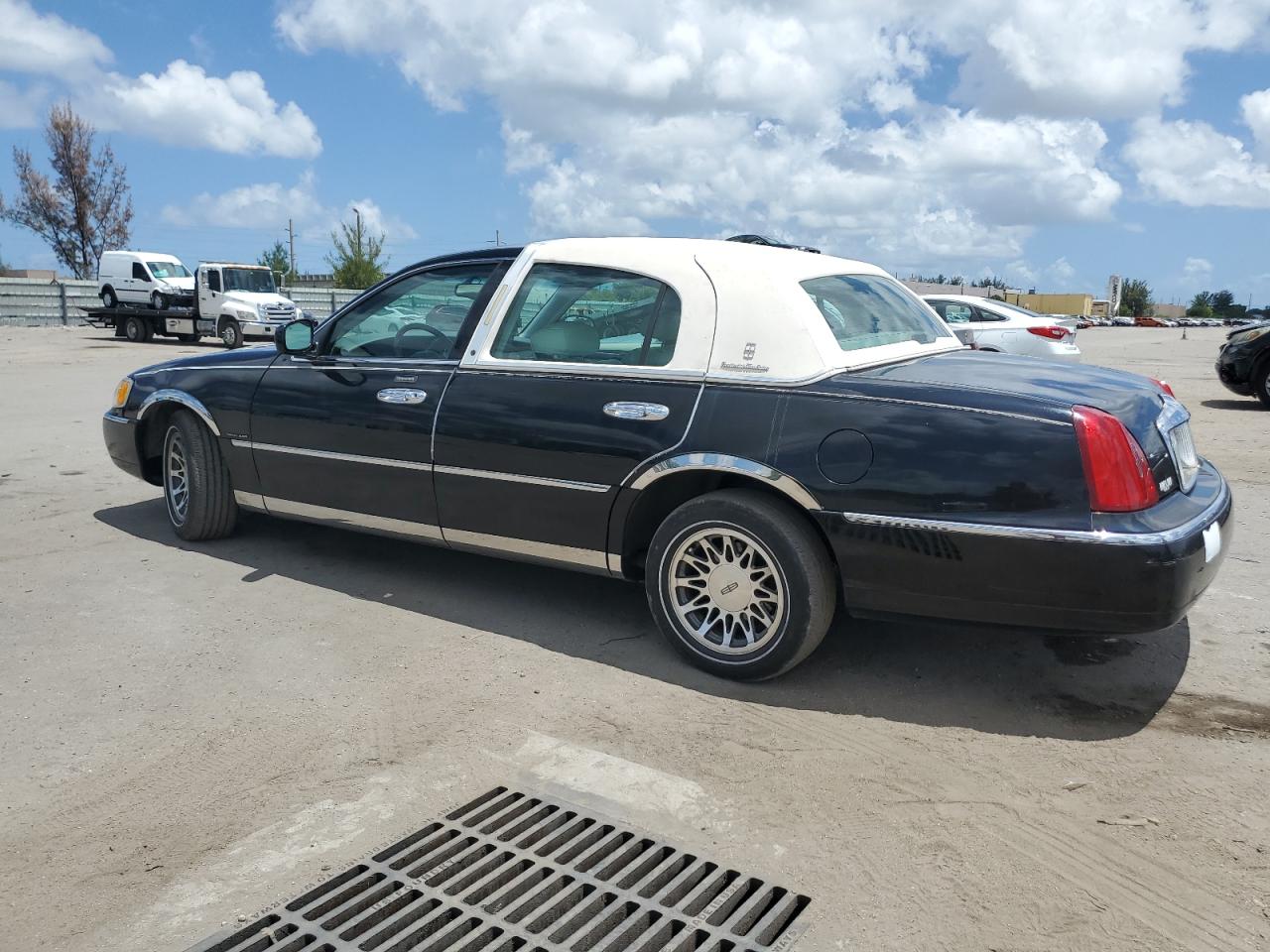 2001 Lincoln Town Car Signature VIN: 1LNHM82W11Y607689 Lot: 63812304