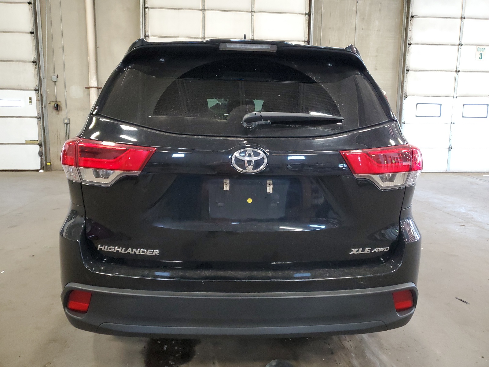 5TDJZRFH2JS812877 2018 Toyota Highlander Se