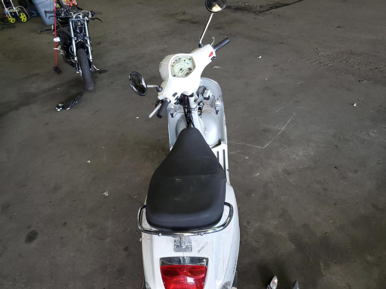 1APC386B3A5300078 2010 Vespa Lx50