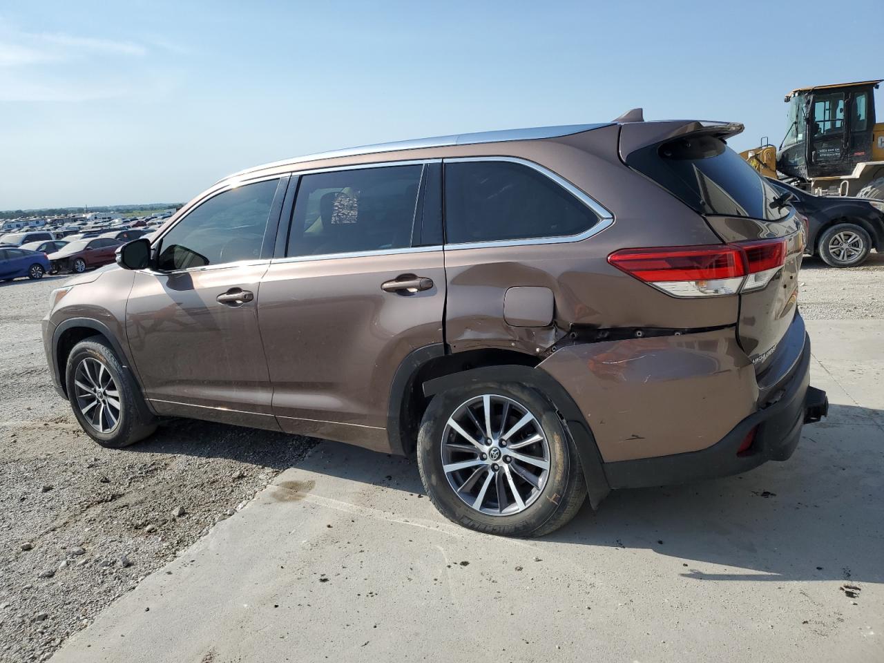 5TDJZRFH9JS870730 2018 TOYOTA HIGHLANDER - Image 2