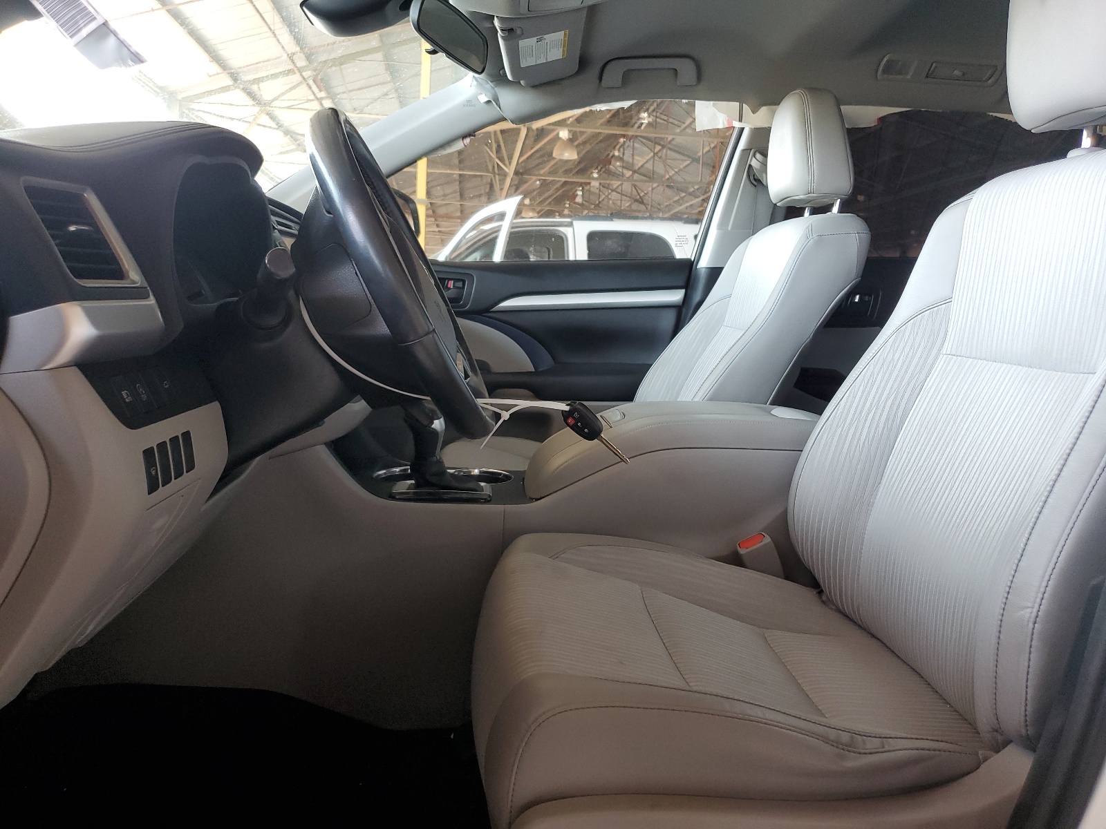 5TDZZRFH4HS206641 2017 Toyota Highlander Le