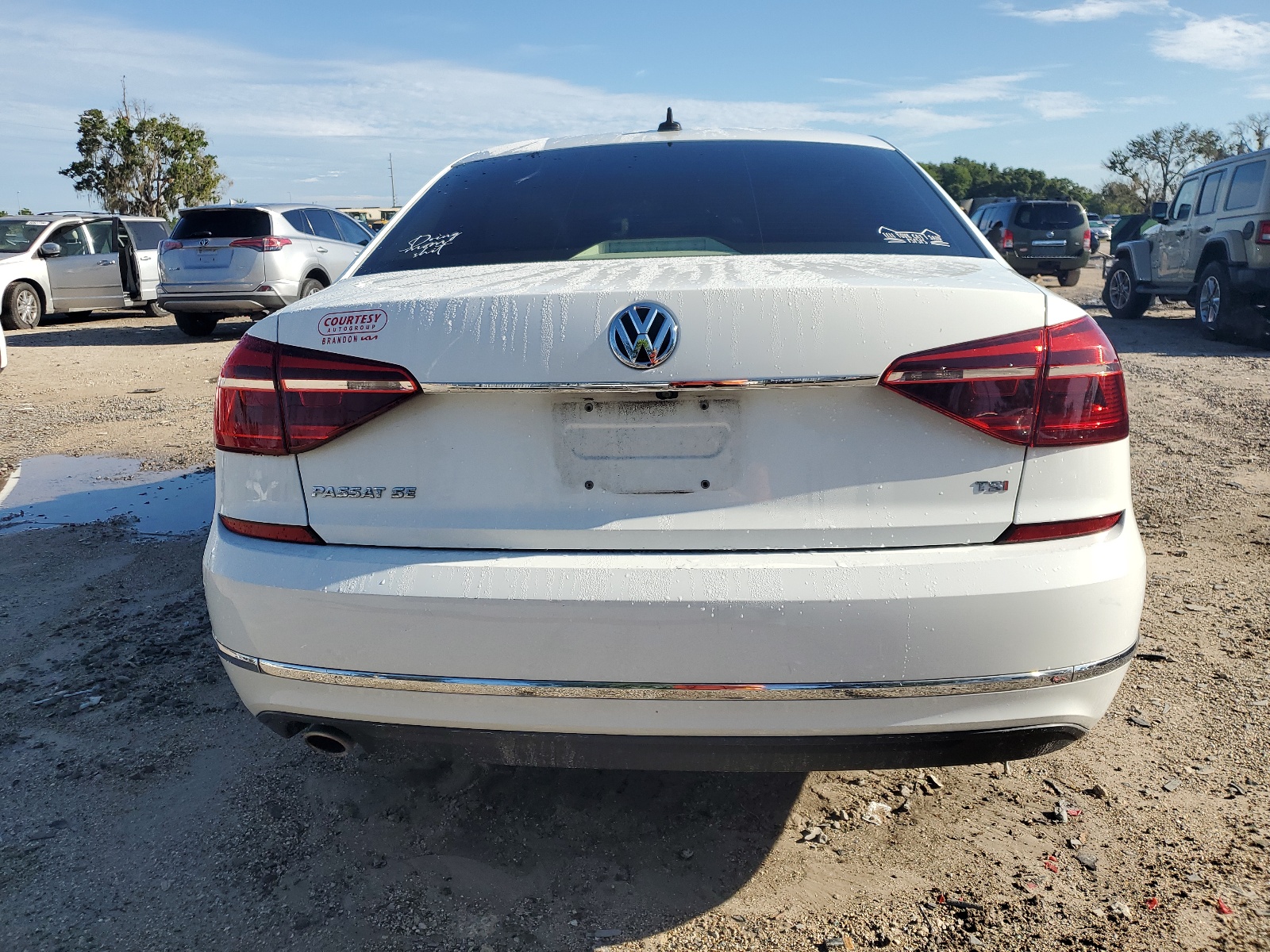 1VWBA7A37JC010531 2018 Volkswagen Passat Se