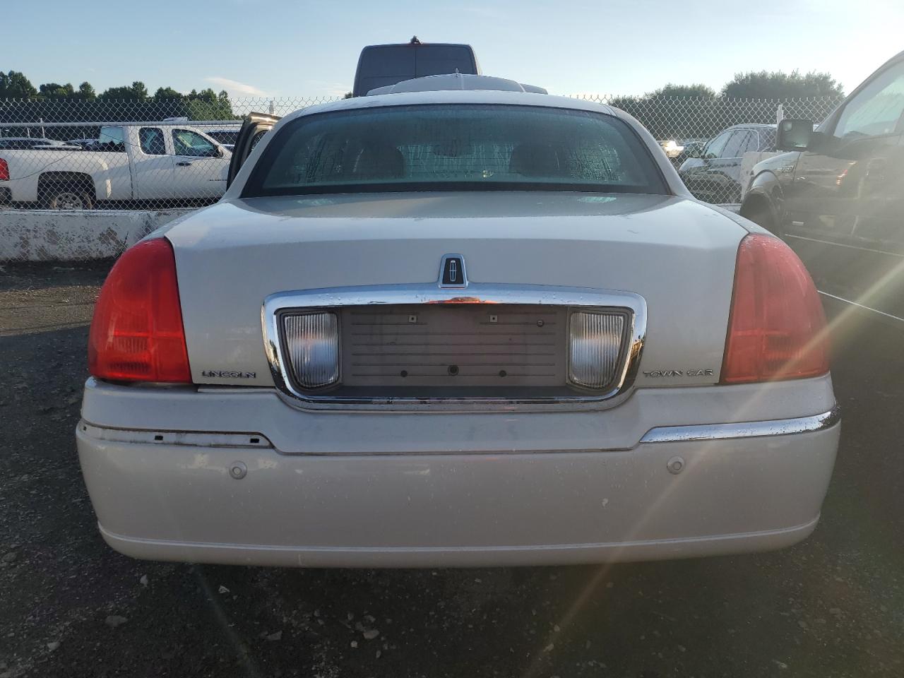 2004 Lincoln Town Car Executive VIN: 1LNHM81W14Y648202 Lot: 62216804