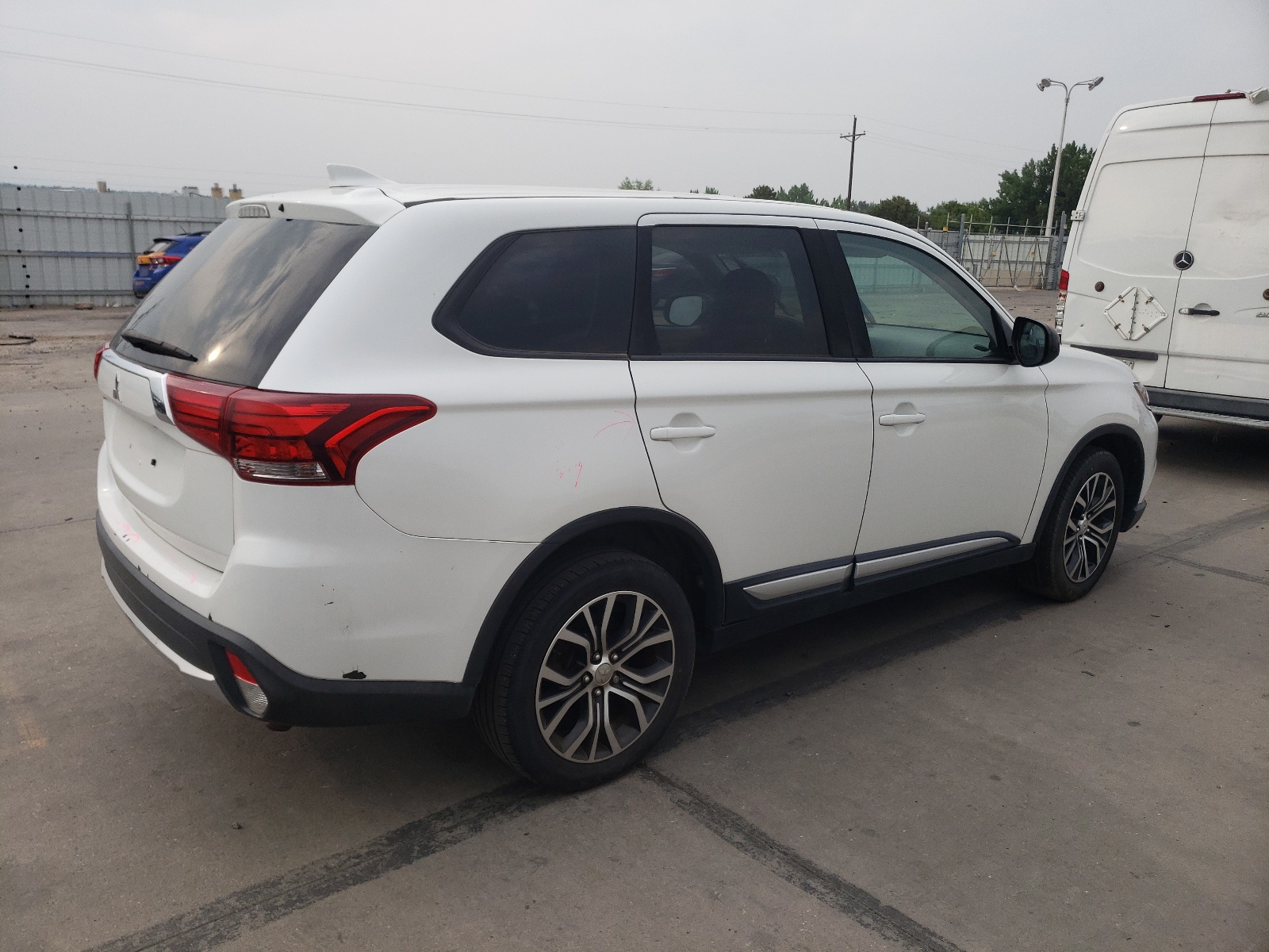 JA4AZ2A31HZ063477 2017 Mitsubishi Outlander Es