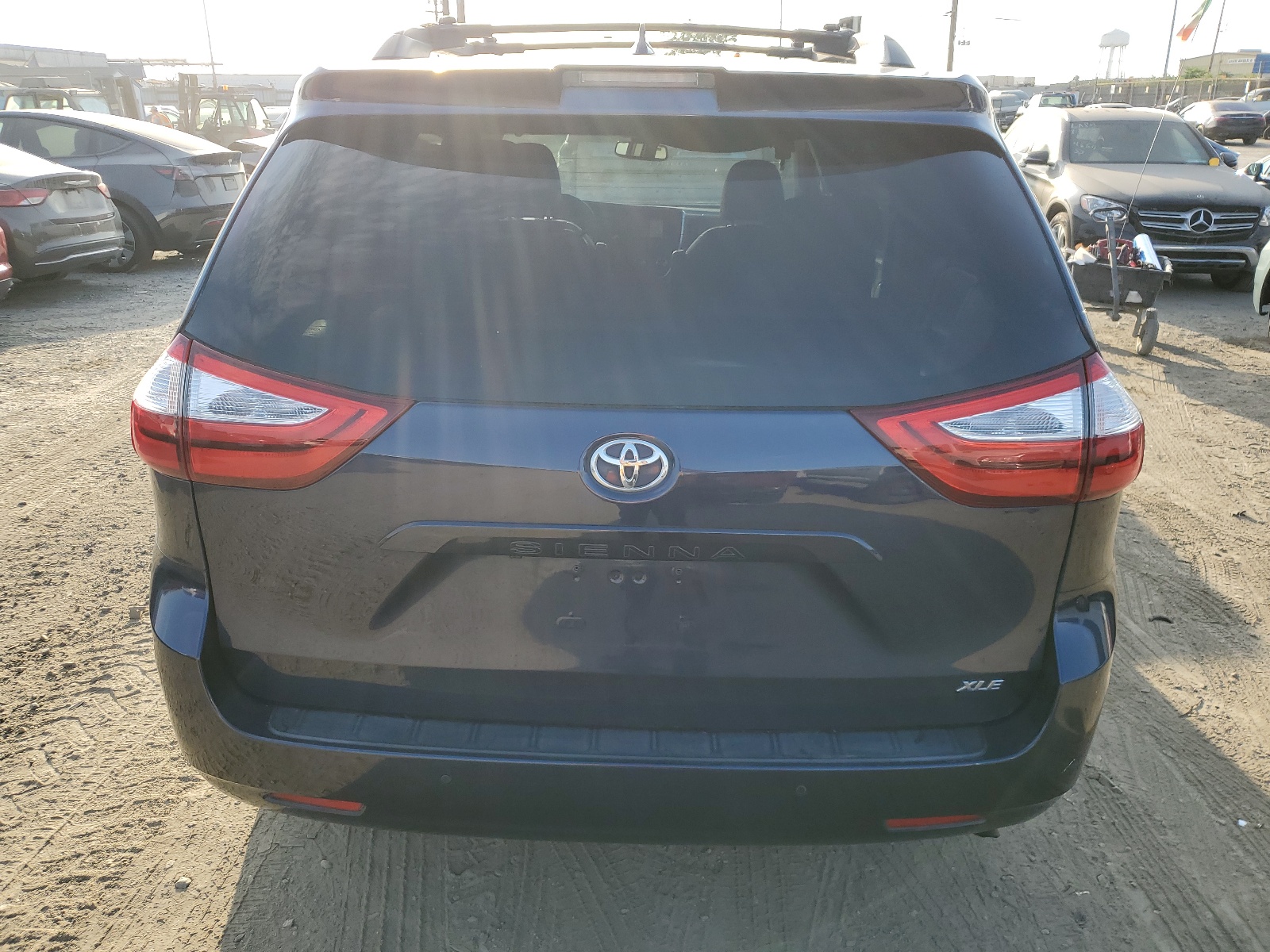 2018 Toyota Sienna Xle vin: 5TDYZ3DC9JS914924