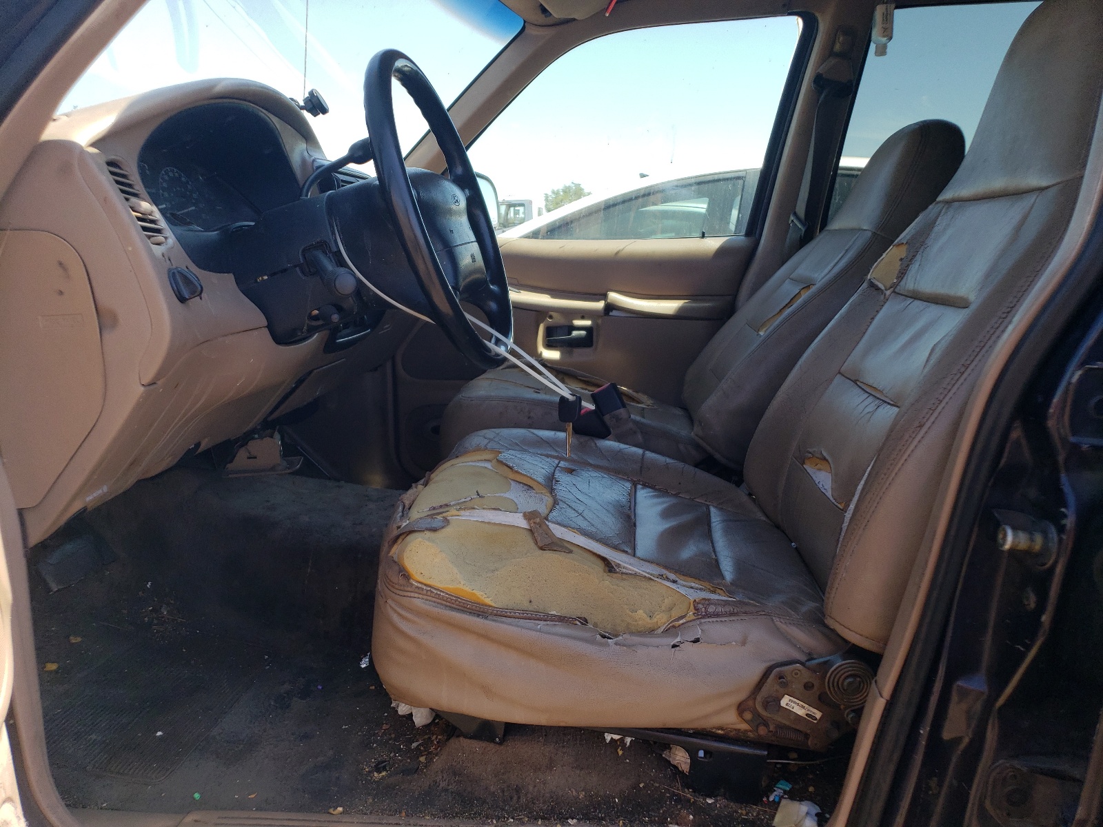 1FMZU62X2YZB57301 2000 Ford Explorer Xls