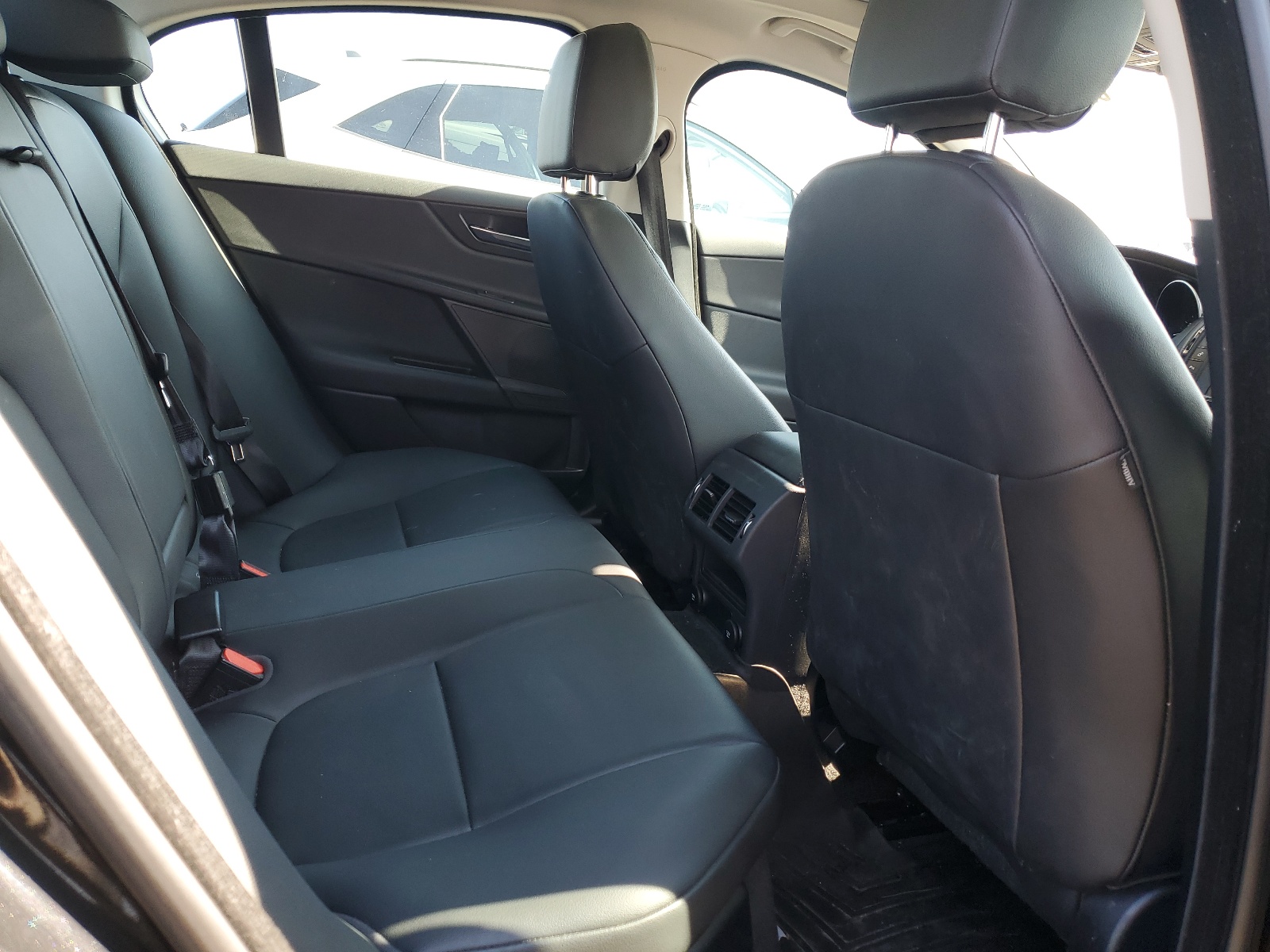 SAJAJ4FX4JCP37829 2018 Jaguar Xe Premium