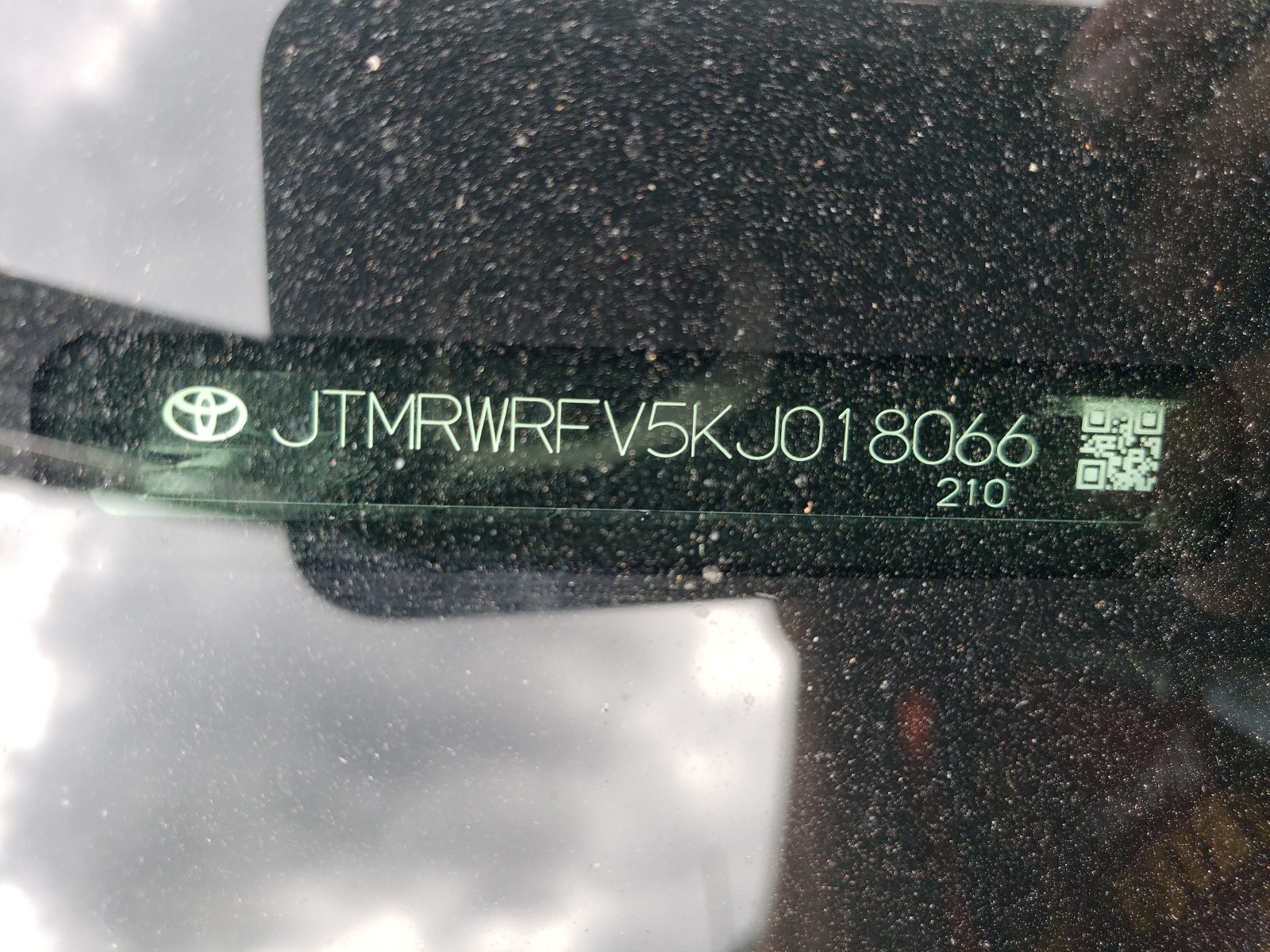 JTMRWRFV5KJ018066 2019 Toyota Rav4 Xle