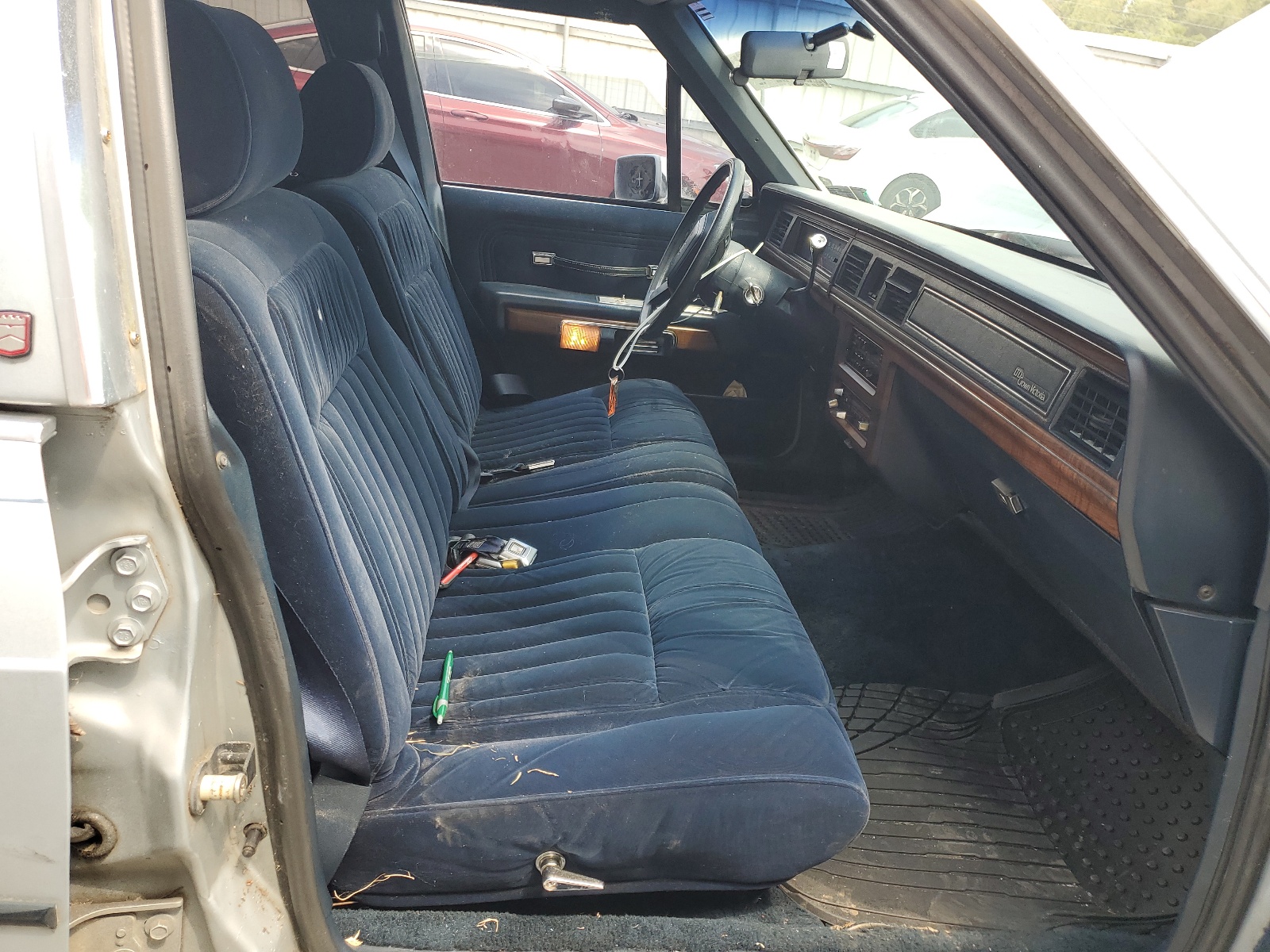 2FABP77F8KX166820 1989 Ford Crown Victoria Lx