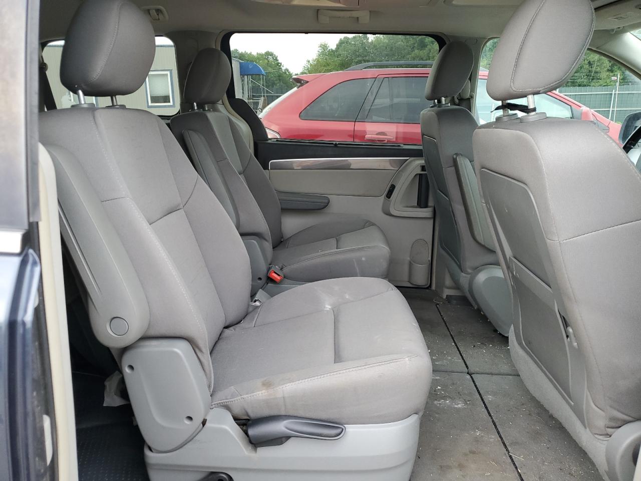 2009 Volkswagen Routan - Image 11