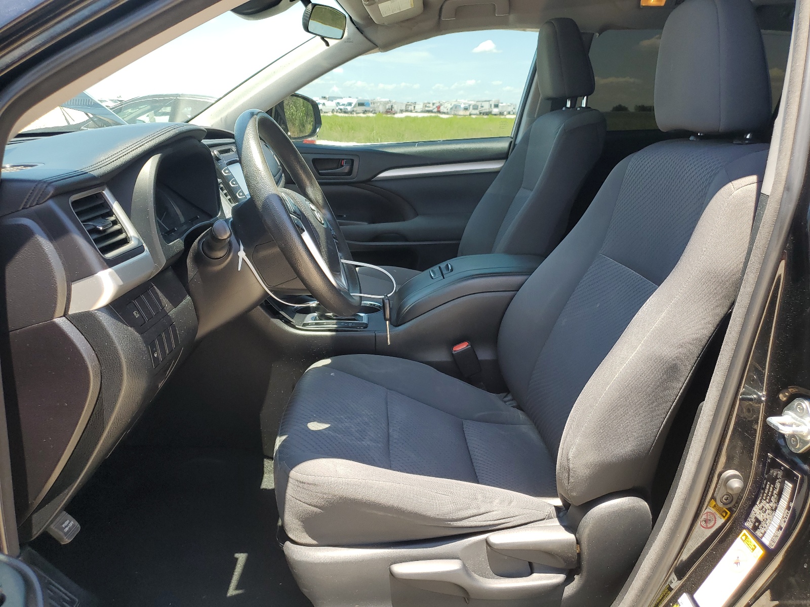 5TDZZRFHXJS272861 2018 Toyota Highlander Le