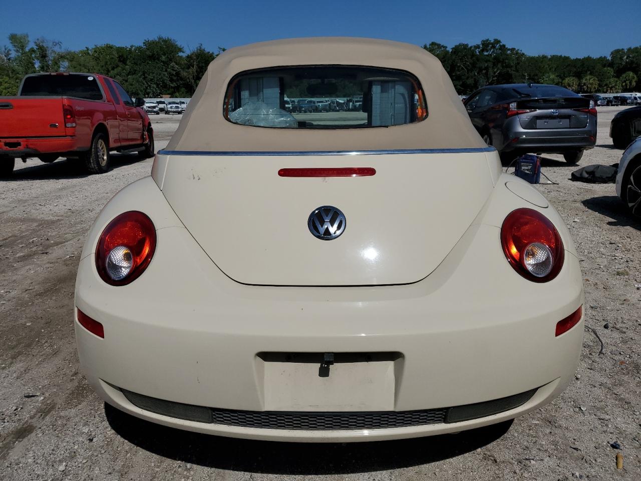 2007 Volkswagen New Beetle Convertible Option Package 1 VIN: 3VWRF31Y07M416596 Lot: 63432414