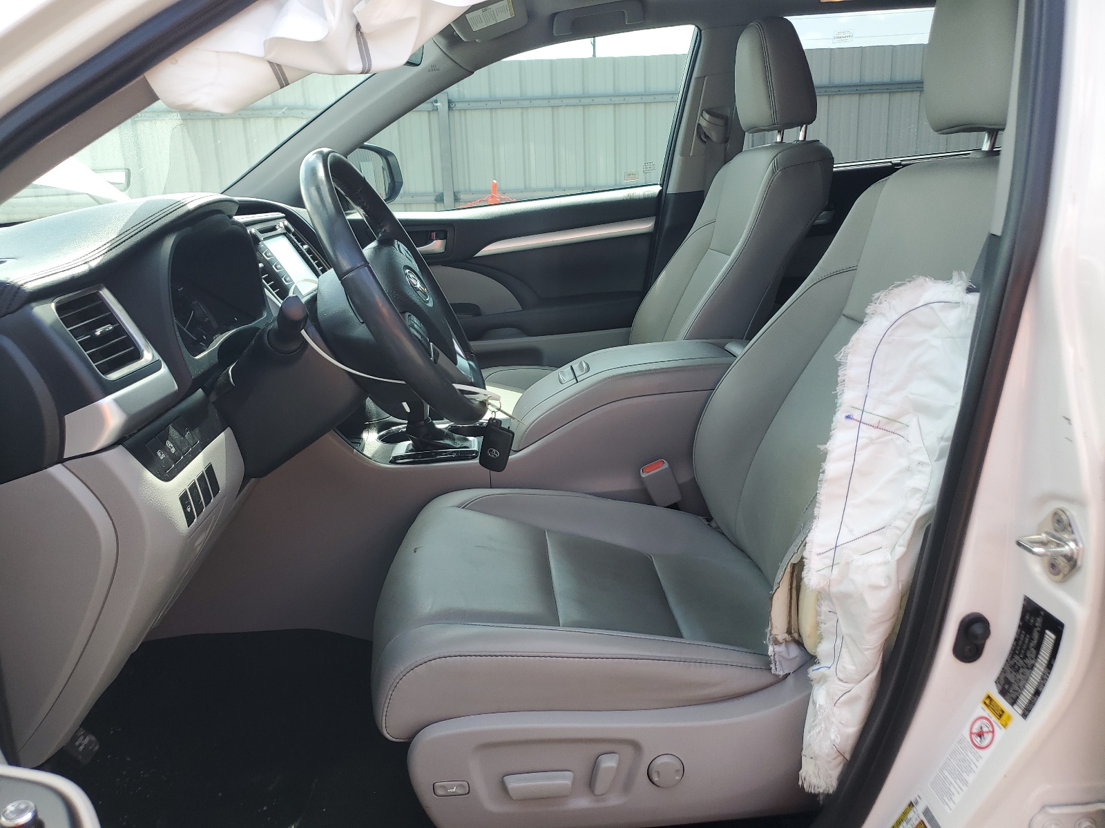 5TDKZRFH2KS338659 2019 Toyota Highlander Se