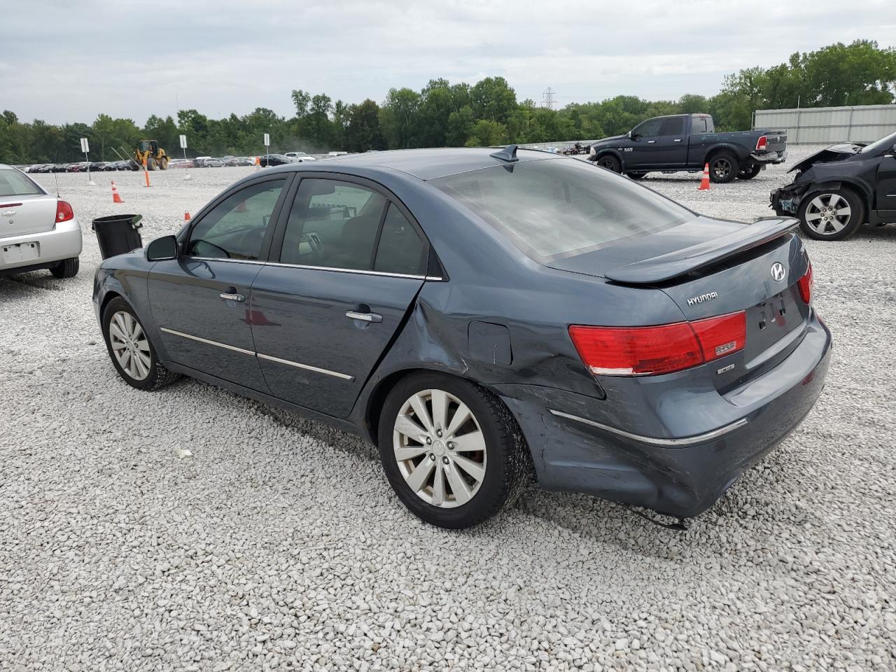 2009 Hyundai Sonata - Image 2