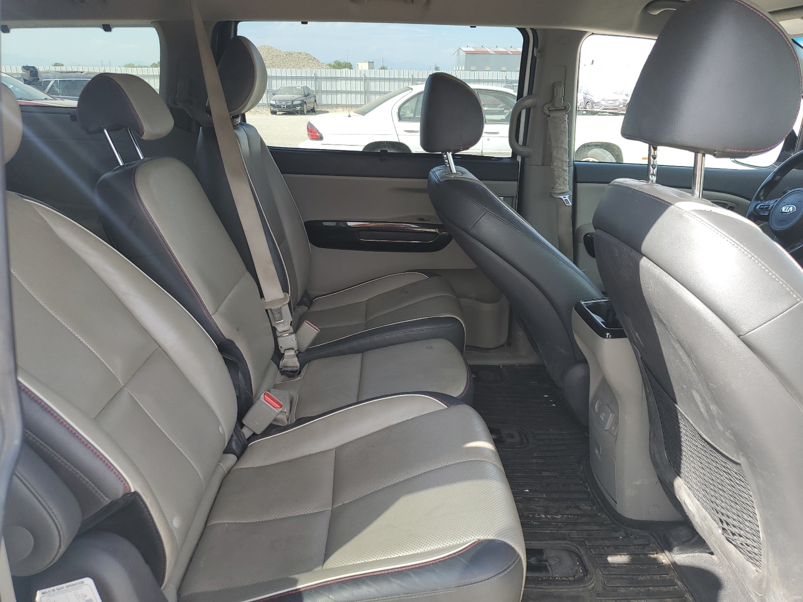 KNDMC5C16H6319633 2017 Kia Sedona Ex