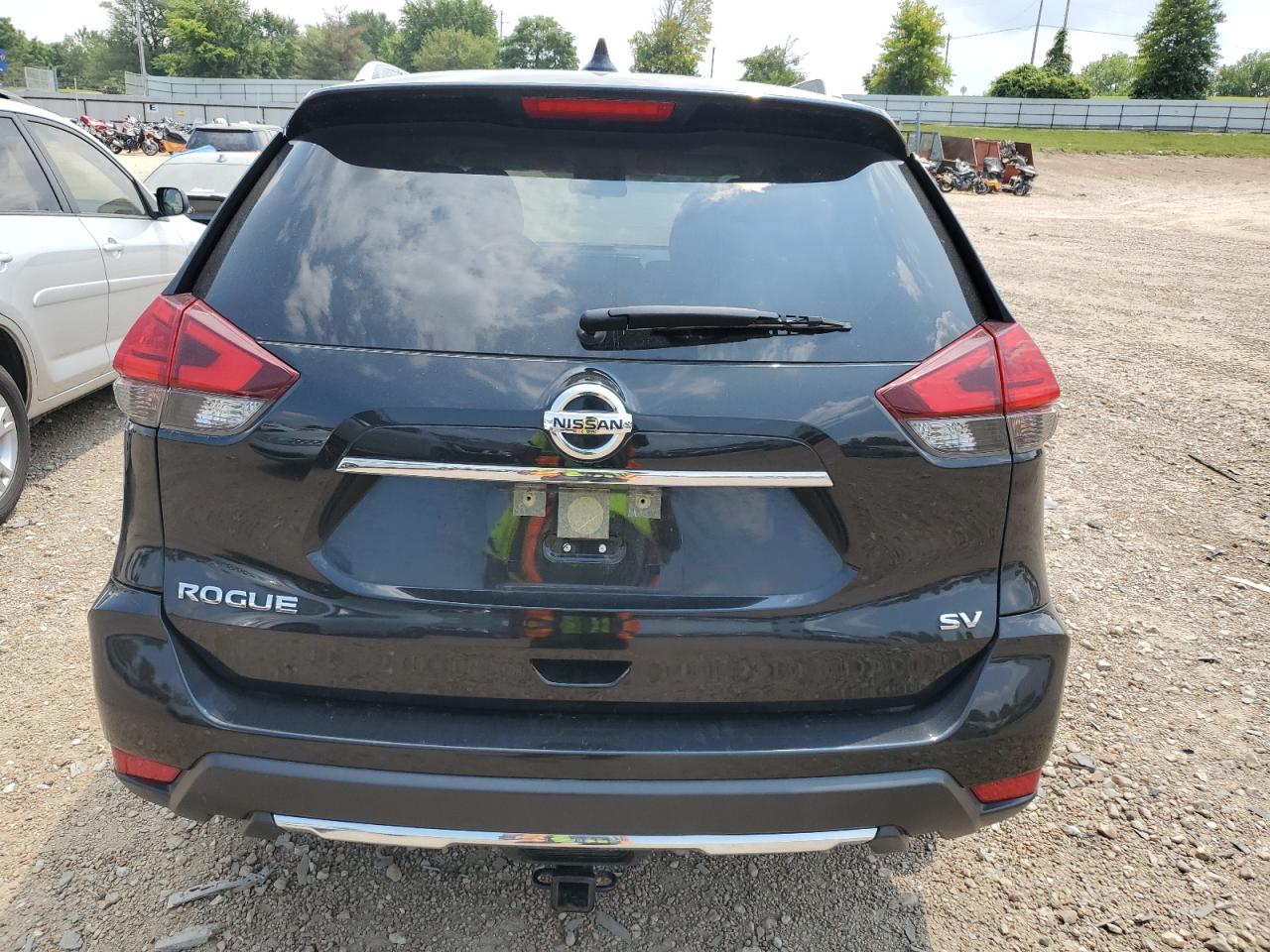 2017 Nissan Rogue S VIN: JN8AT2MT7HW391981 Lot: 64074304