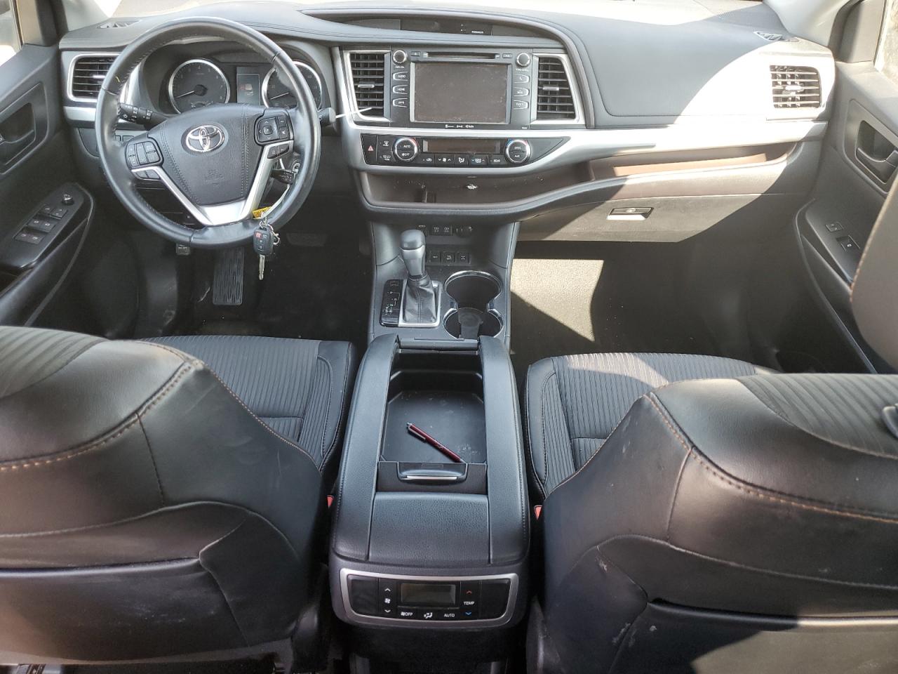 2018 Toyota Highlander Le VIN: 5TDBZRFH8JS906525 Lot: 65647634