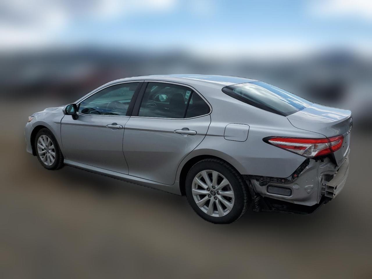 4T1B11HK5JU587092 2018 TOYOTA CAMRY - Image 2