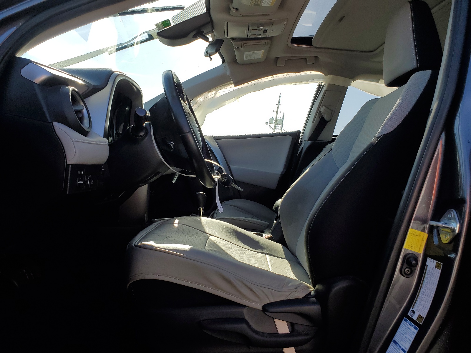 JTMRFREV6HJ702859 2017 Toyota Rav4 Xle