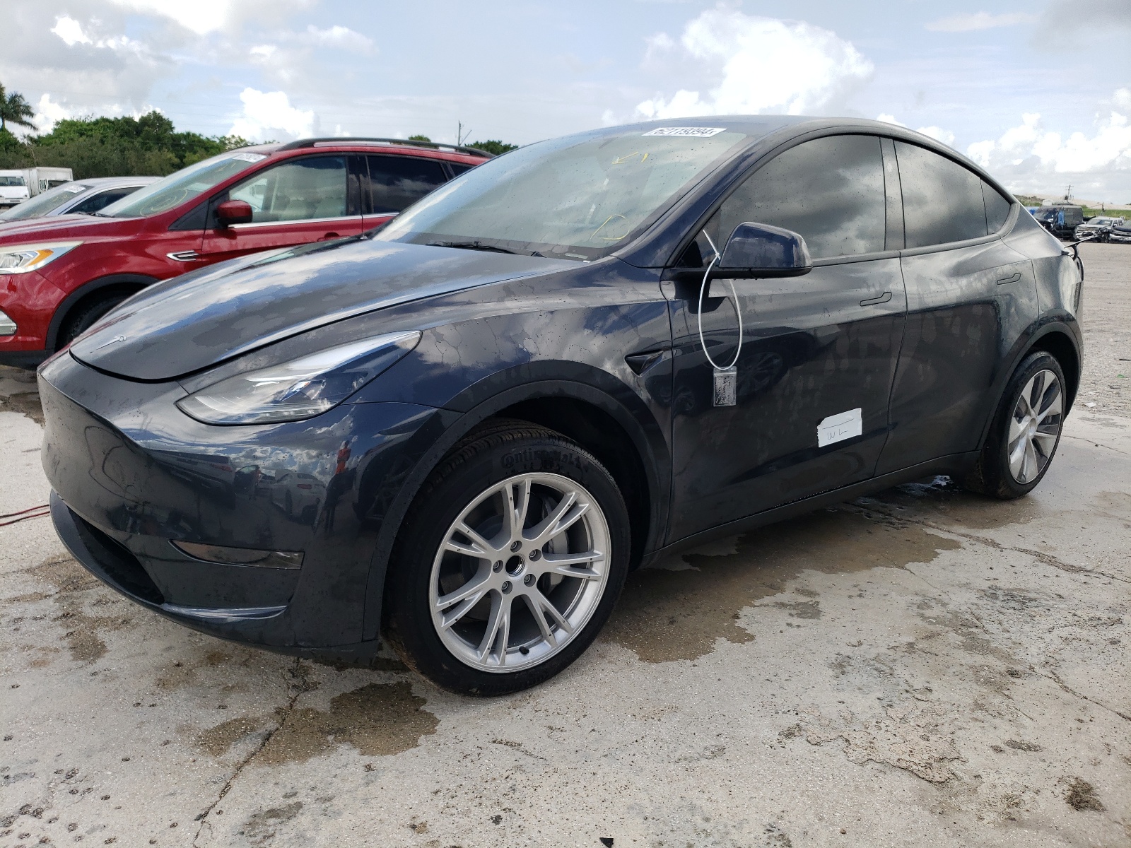 2024 Tesla Model Y vin: 7SAYGDED9RF001909