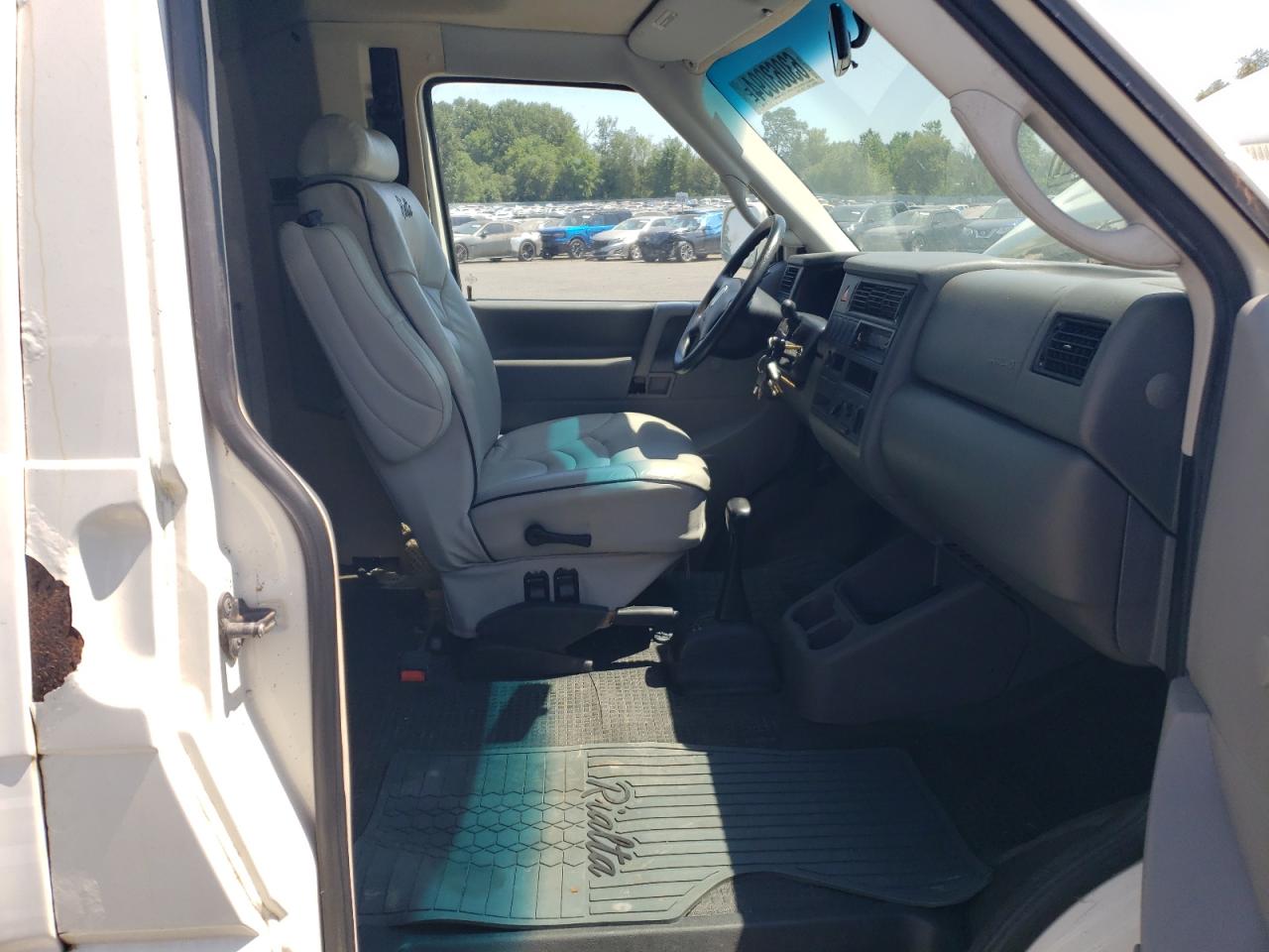 2001 Volkswagen Eurovan VIN: WV3AB470X1H125888 Lot: 63063094