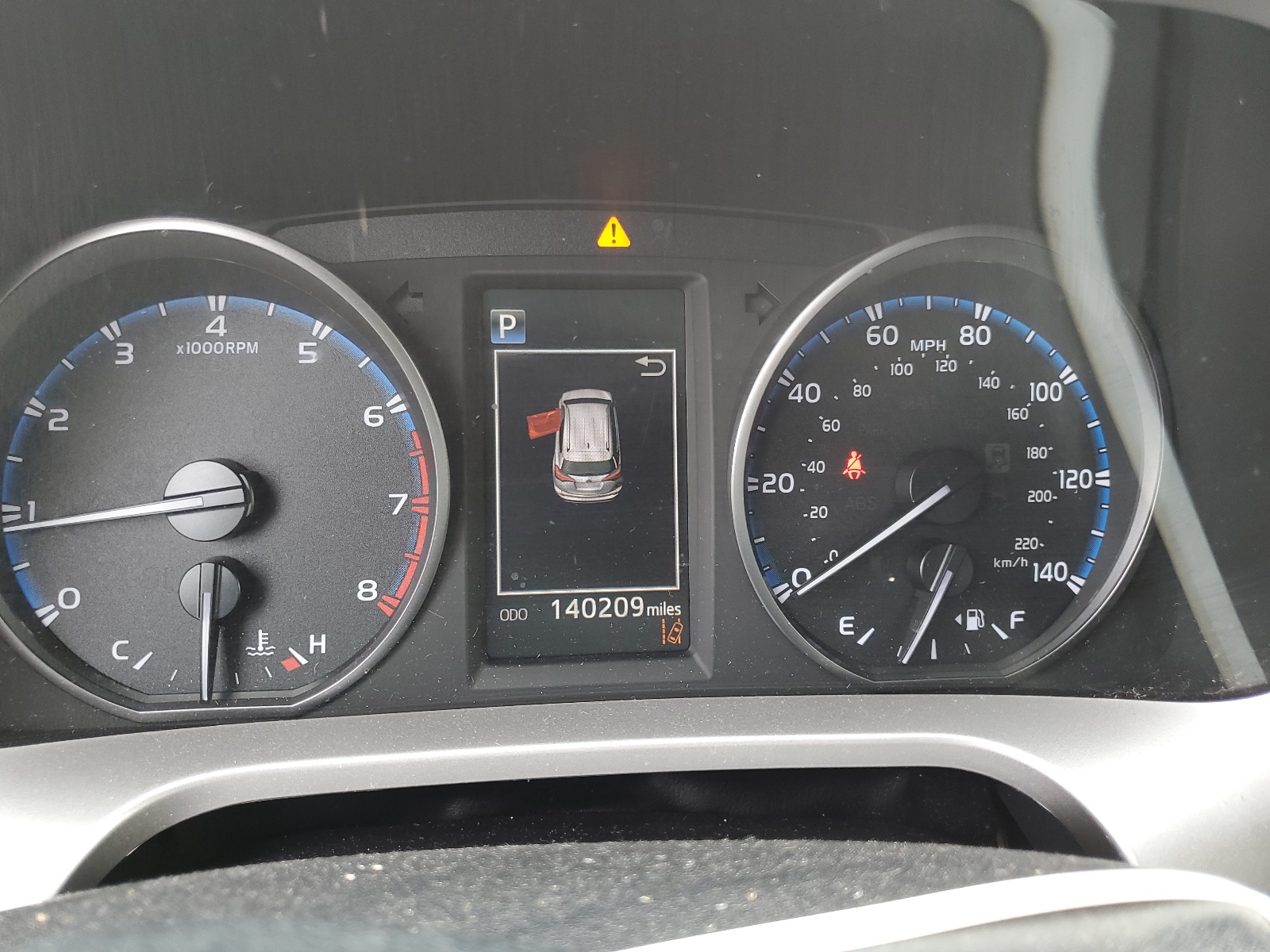 JTMBFREV6JJ206760 2018 Toyota Rav4 Le