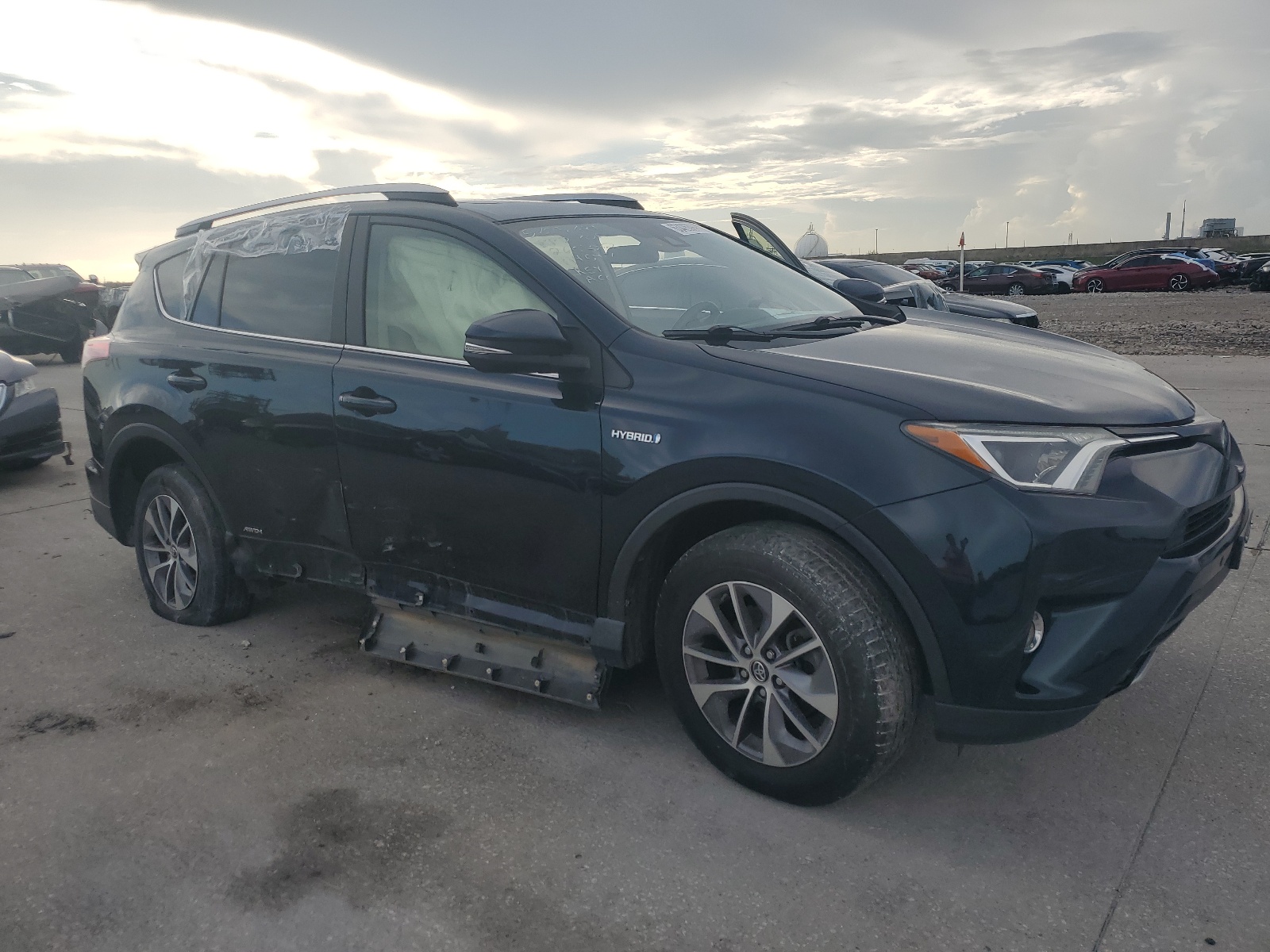 JTMRJREV9HD114547 2017 Toyota Rav4 Hv Le