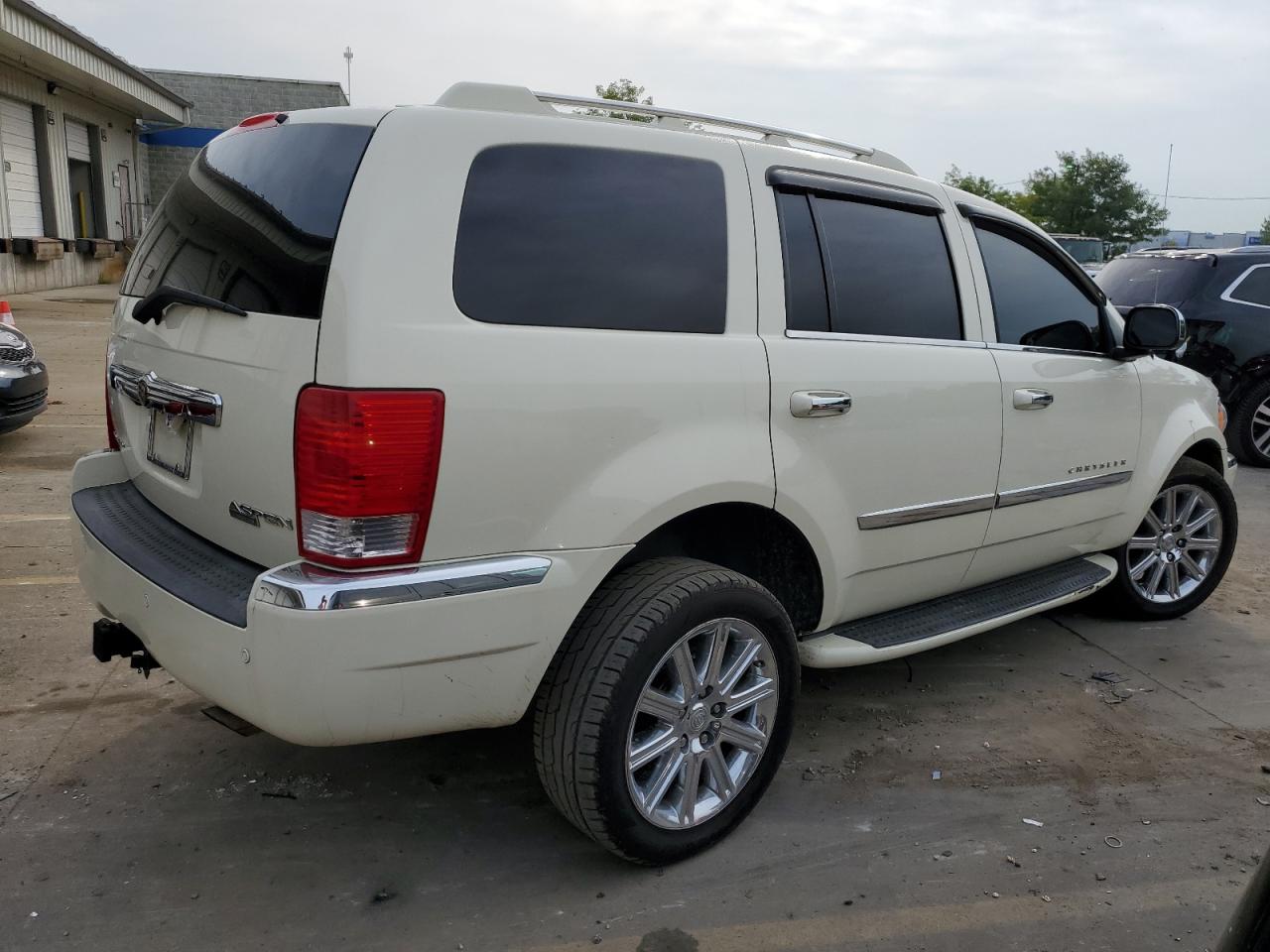 2009 Chrysler Aspen - Image 3