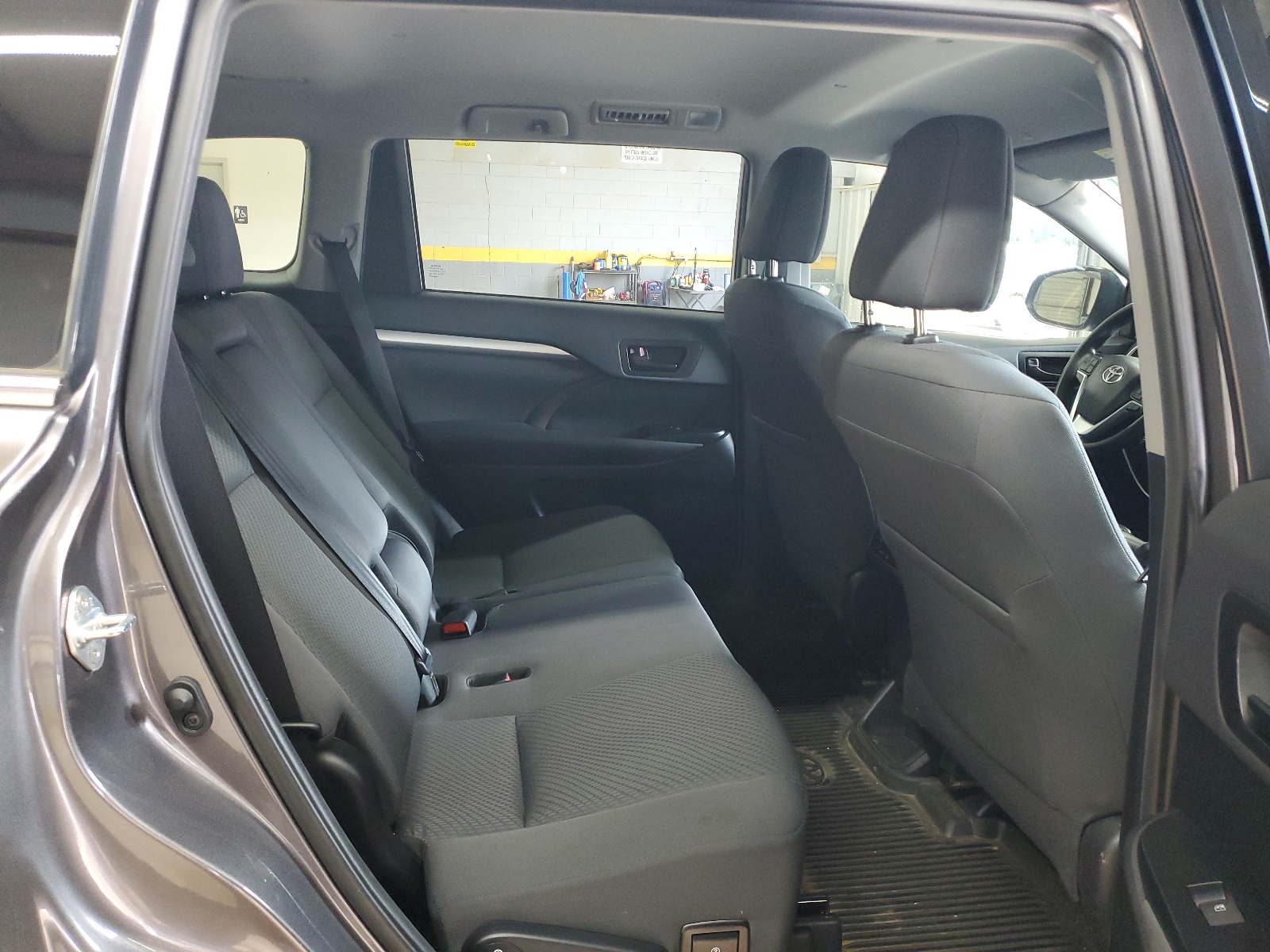 5TDZZRFH9KS360401 2019 Toyota Highlander Le