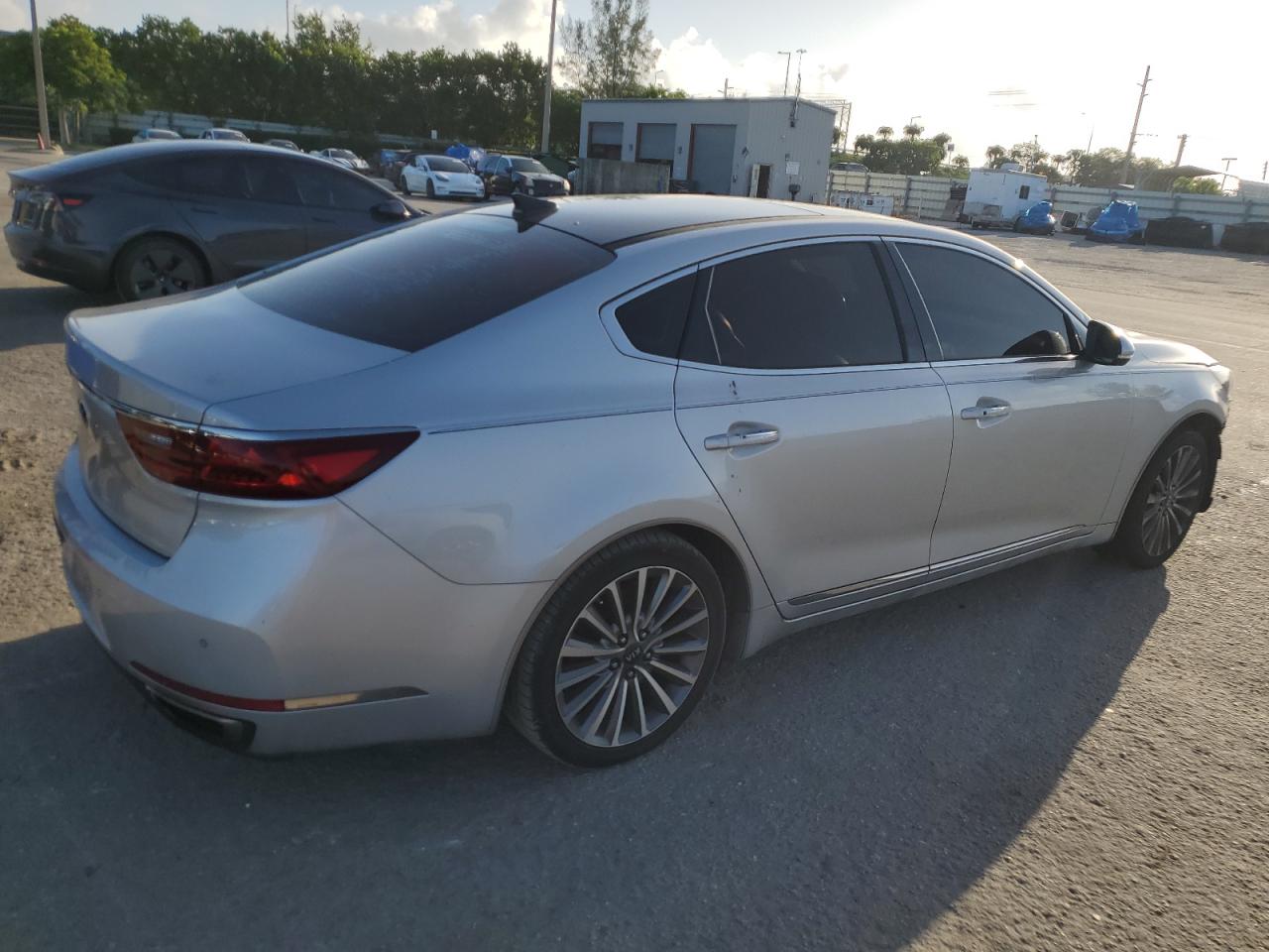 2017 Kia Cadenza Premium VIN: KNALC4J10H5077613 Lot: 61481734