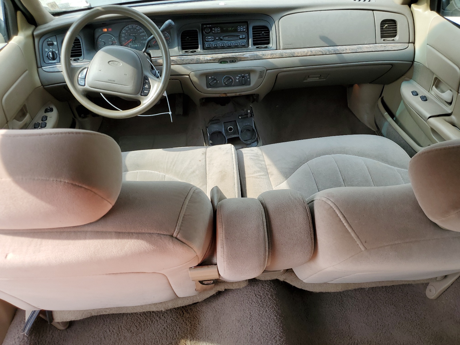 2FAFP73W1YX141984 2000 Ford Crown Victoria