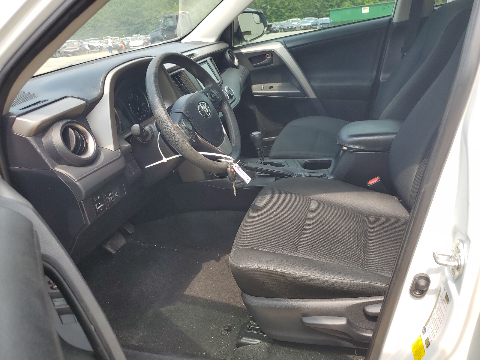 2T3ZFREV7JW469663 2018 Toyota Rav4 Le