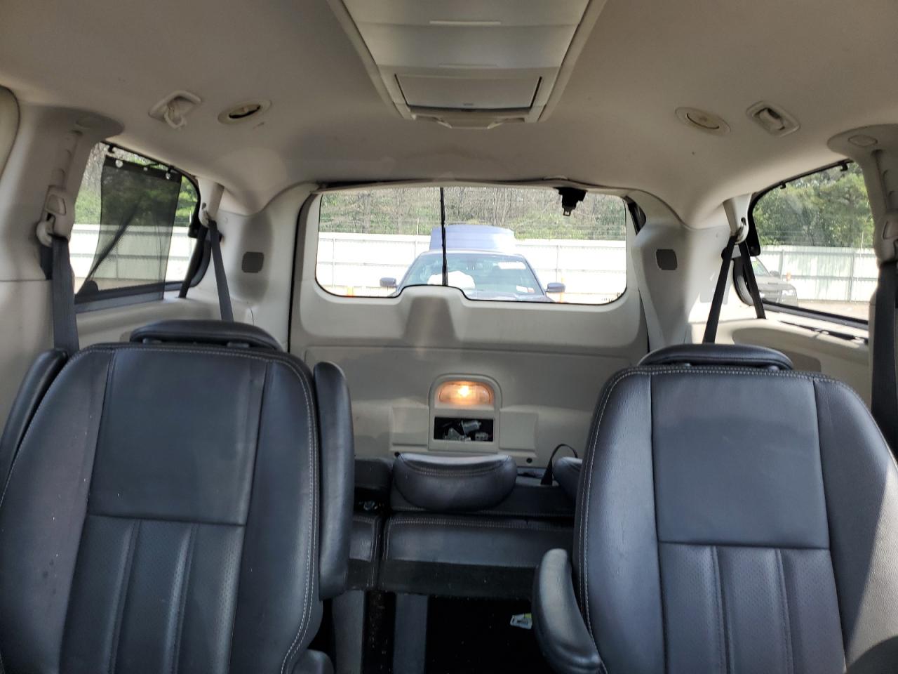 2010 Chrysler Town & Country Touring Plus VIN: 2A4RR8D14AR320664 Lot: 64826314