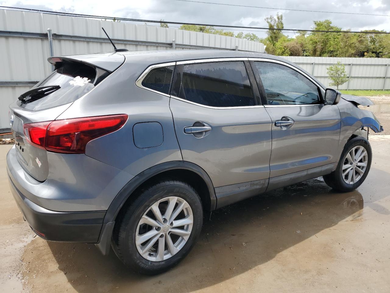 2017 Nissan Rogue - Image 3