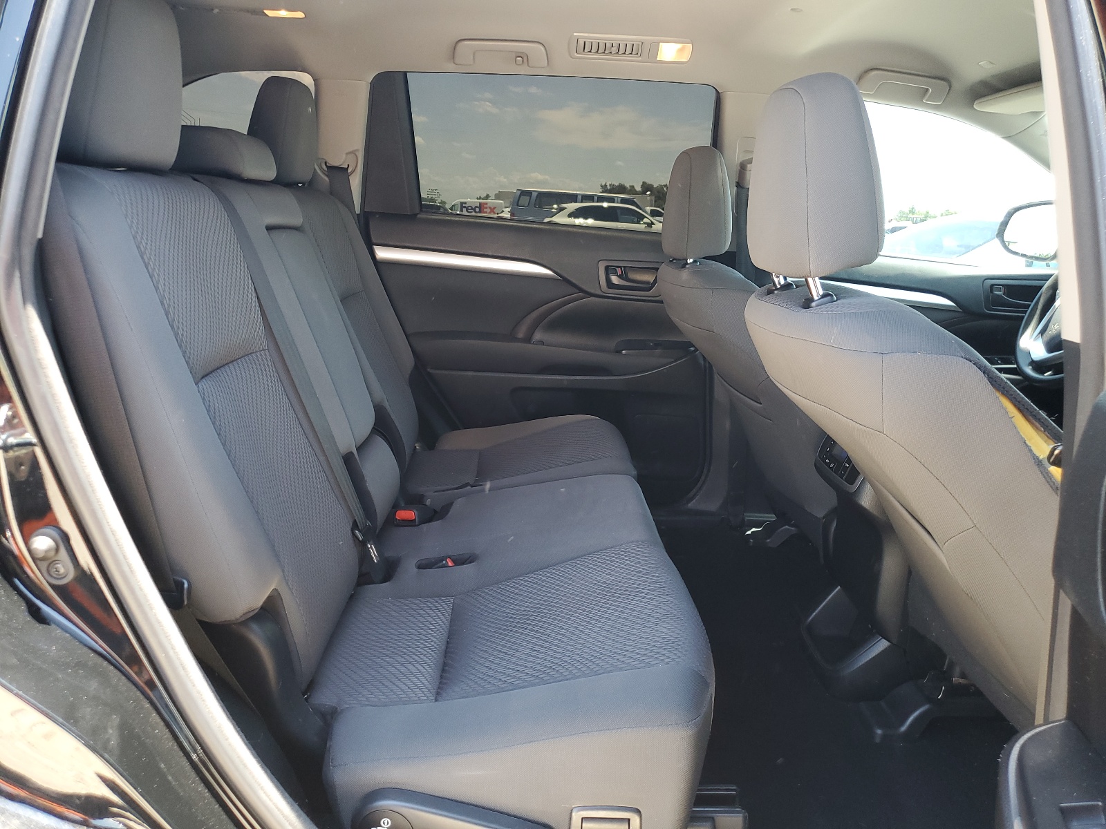 5TDZZRFHXJS272861 2018 Toyota Highlander Le