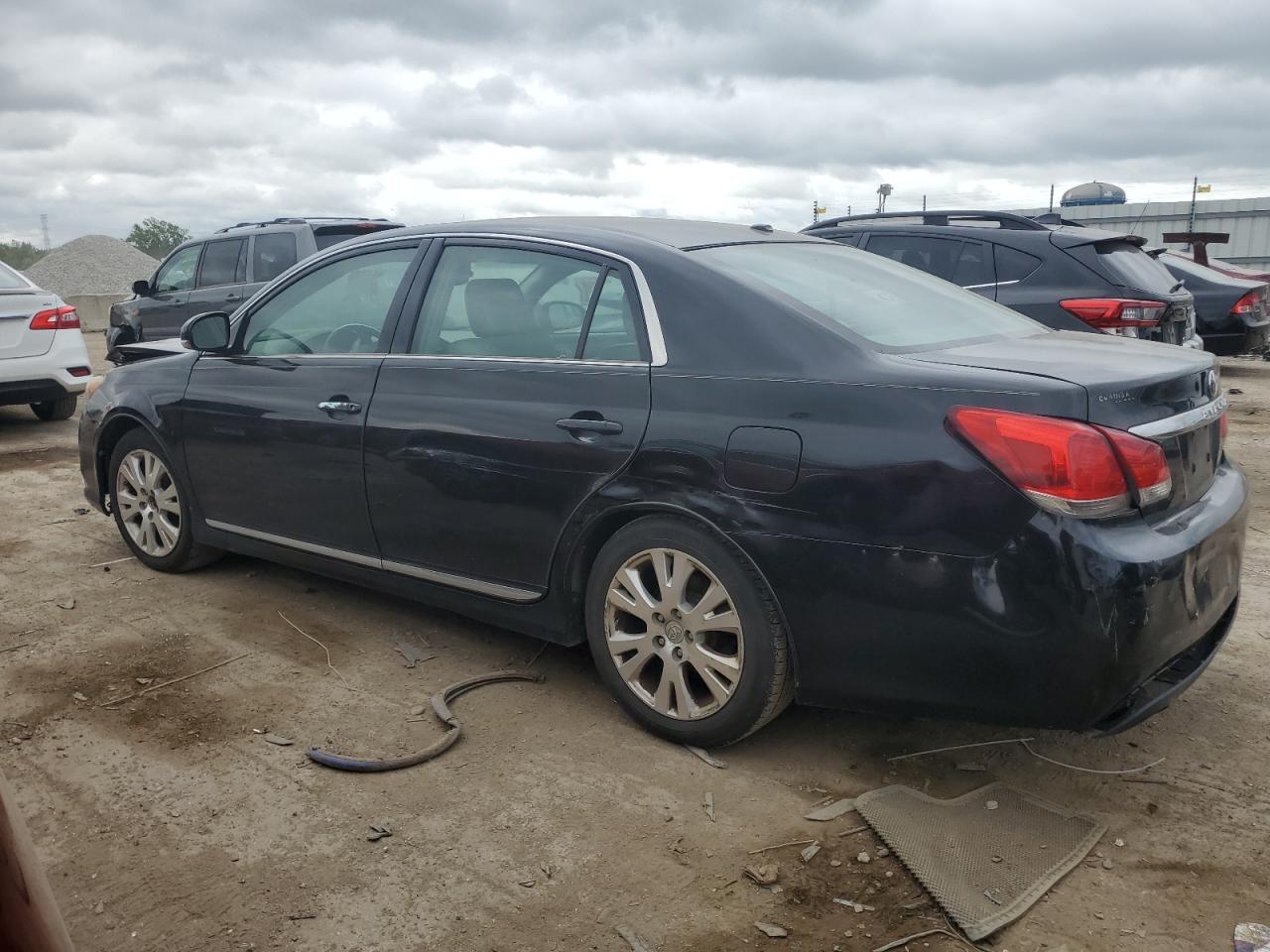2011 Toyota Avalon - Image 2