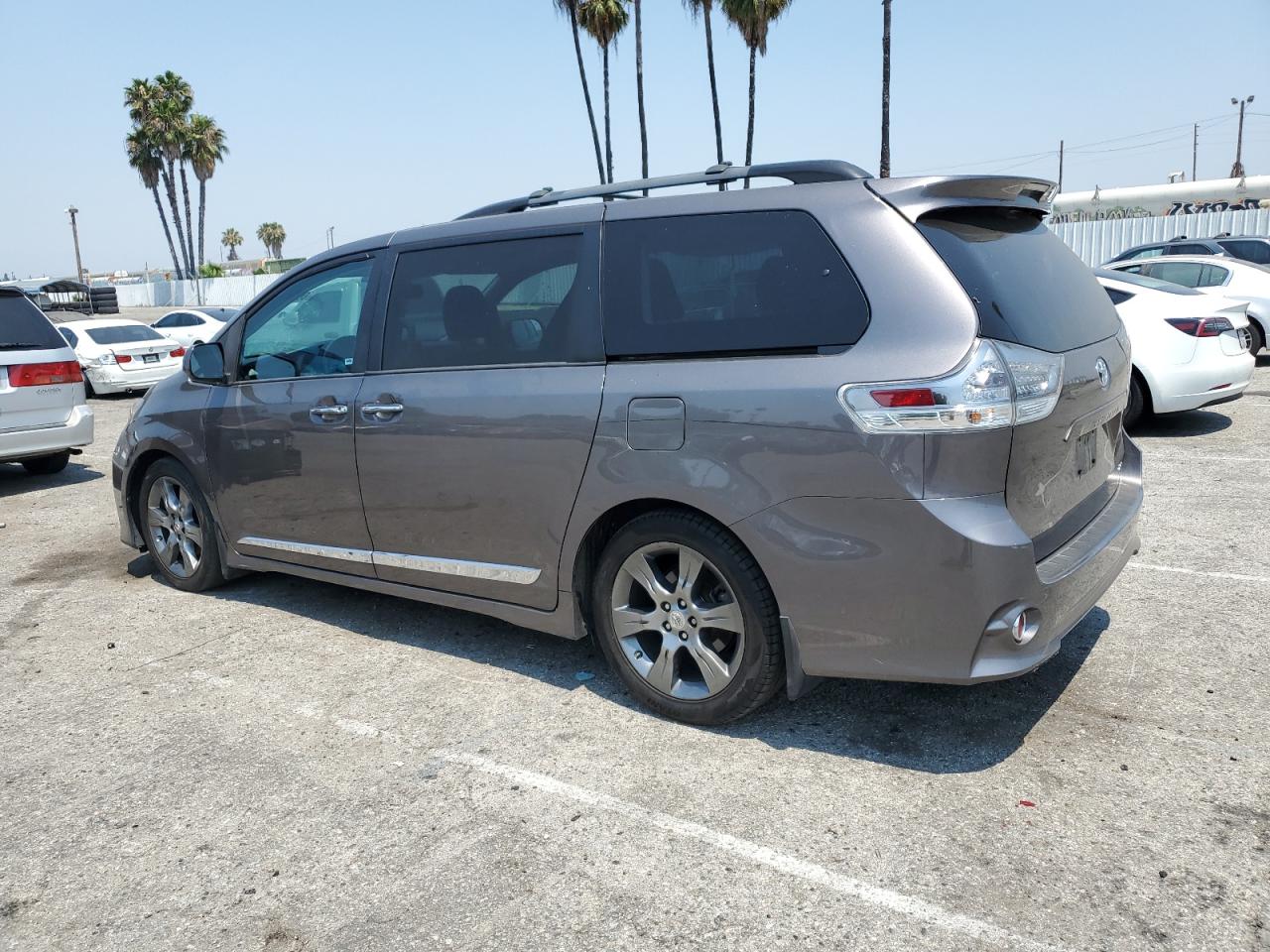 5TDXK3DC6FS601319 2015 TOYOTA SIENNA - Image 2