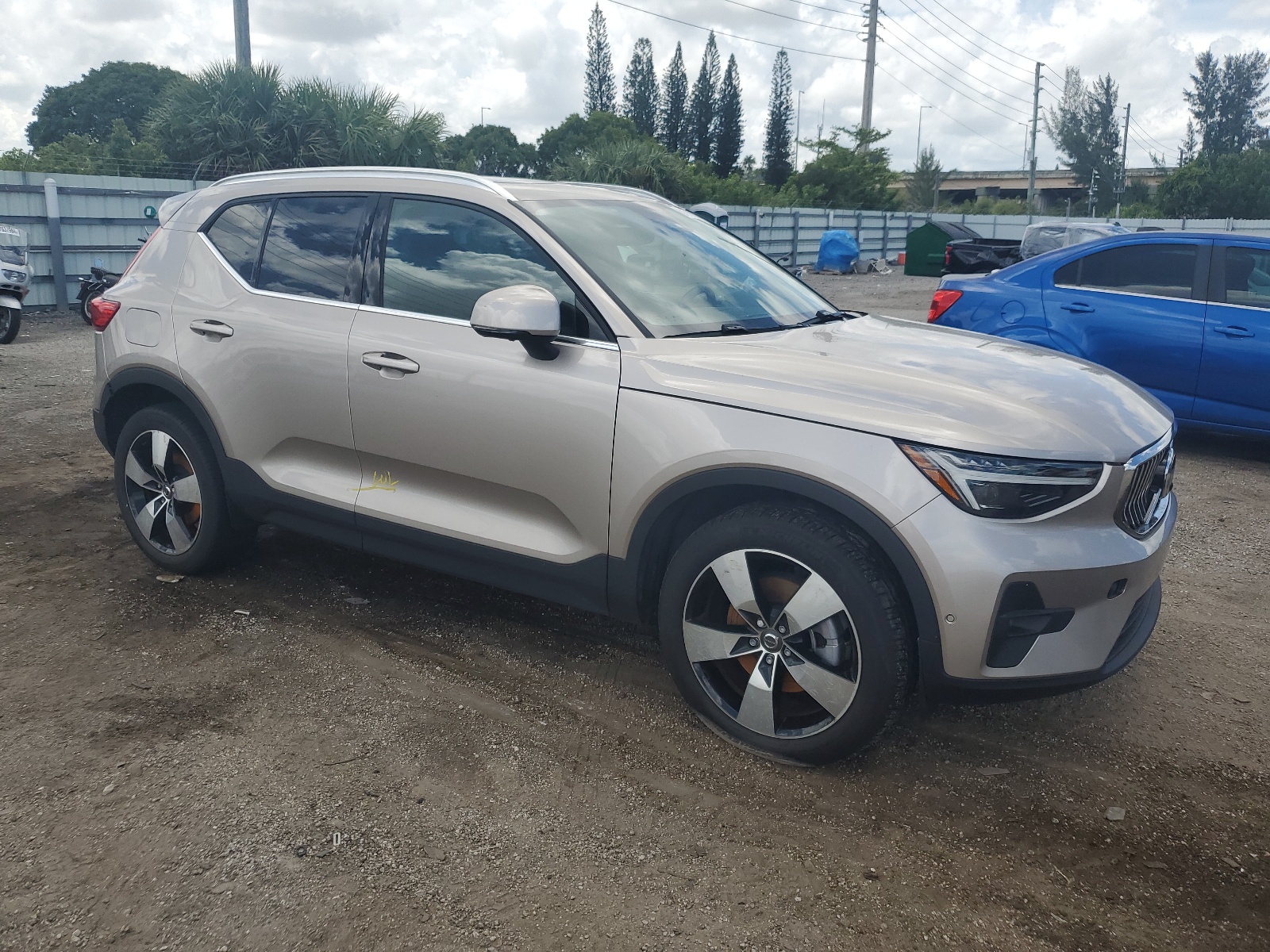 YV4L12UF4P2938678 2023 Volvo Xc40 Ultimate